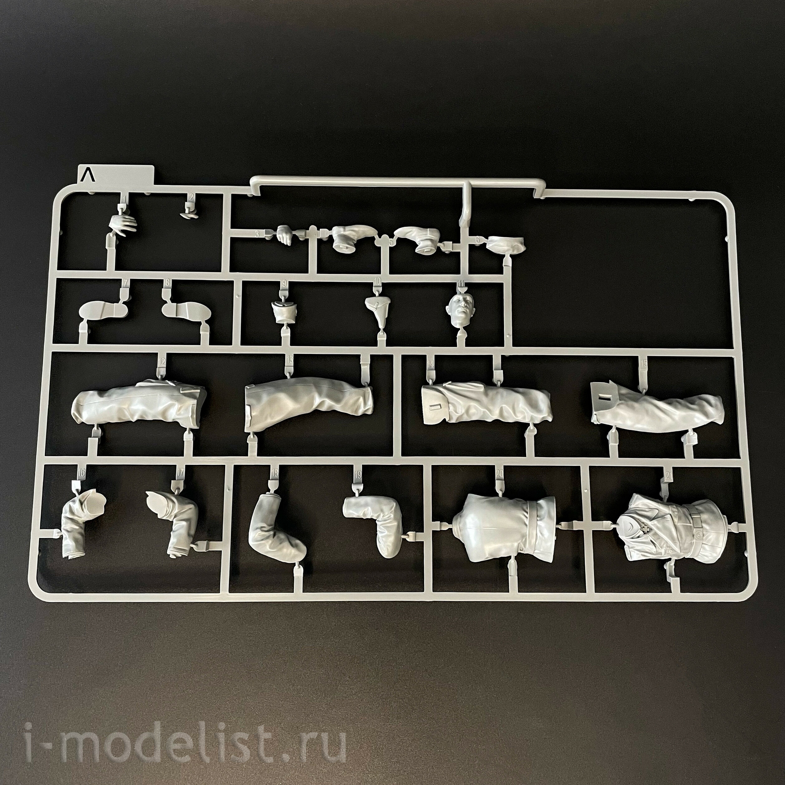 2200 Takom 1/35 German Tiger I Tank (medium) with Zimmerit