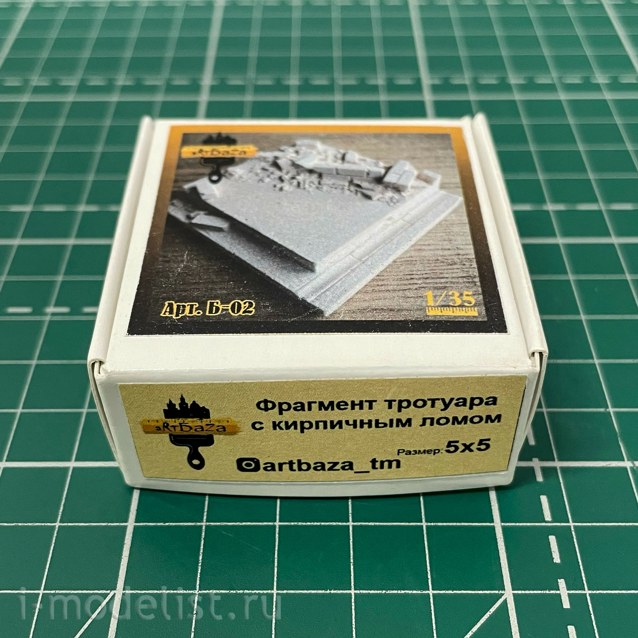 B02 artbaza 1/35 fragment of the sidewalk with a brick scrap