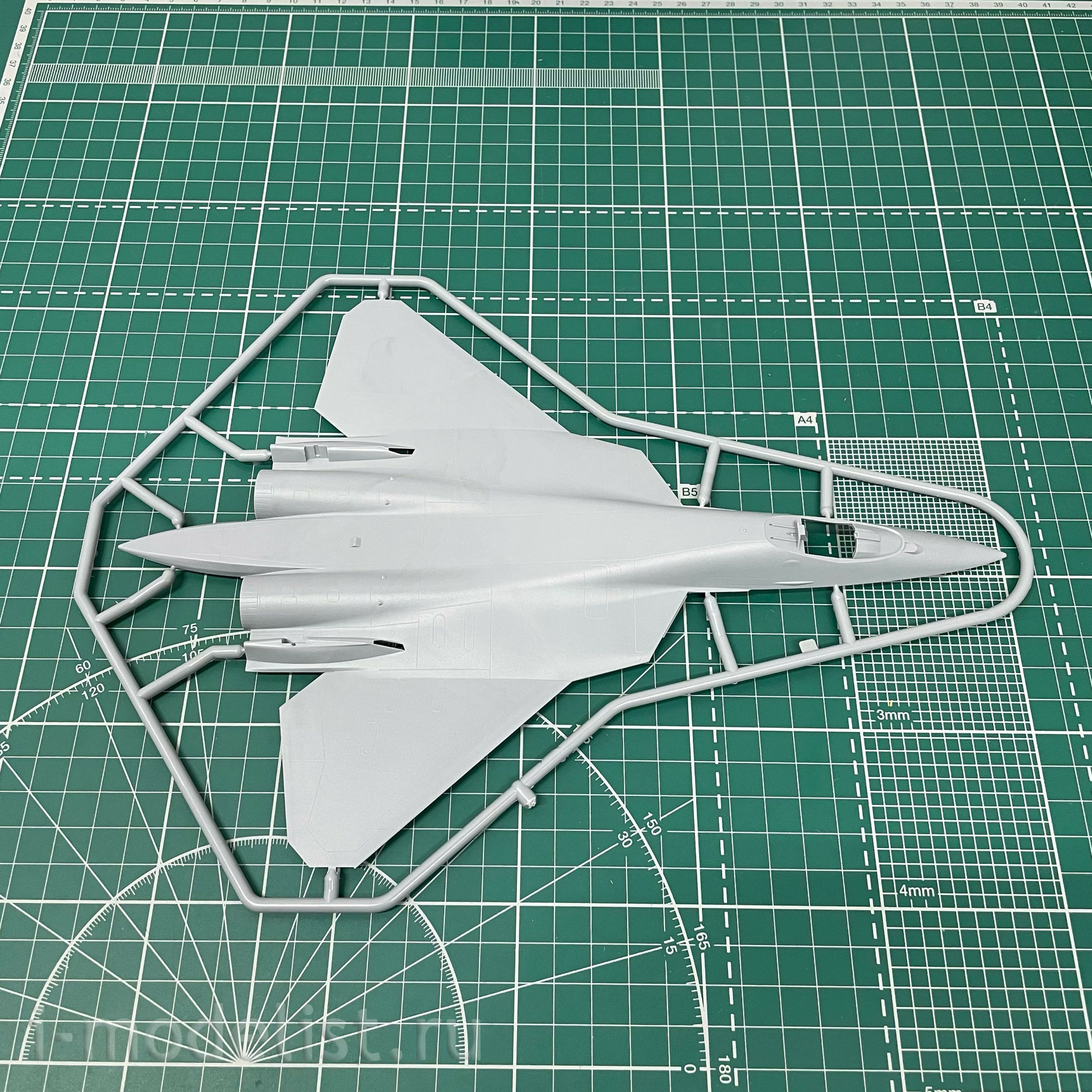 7319 Zvezda 1/72The fifth-generation Russian multifunctional fighter Su-57