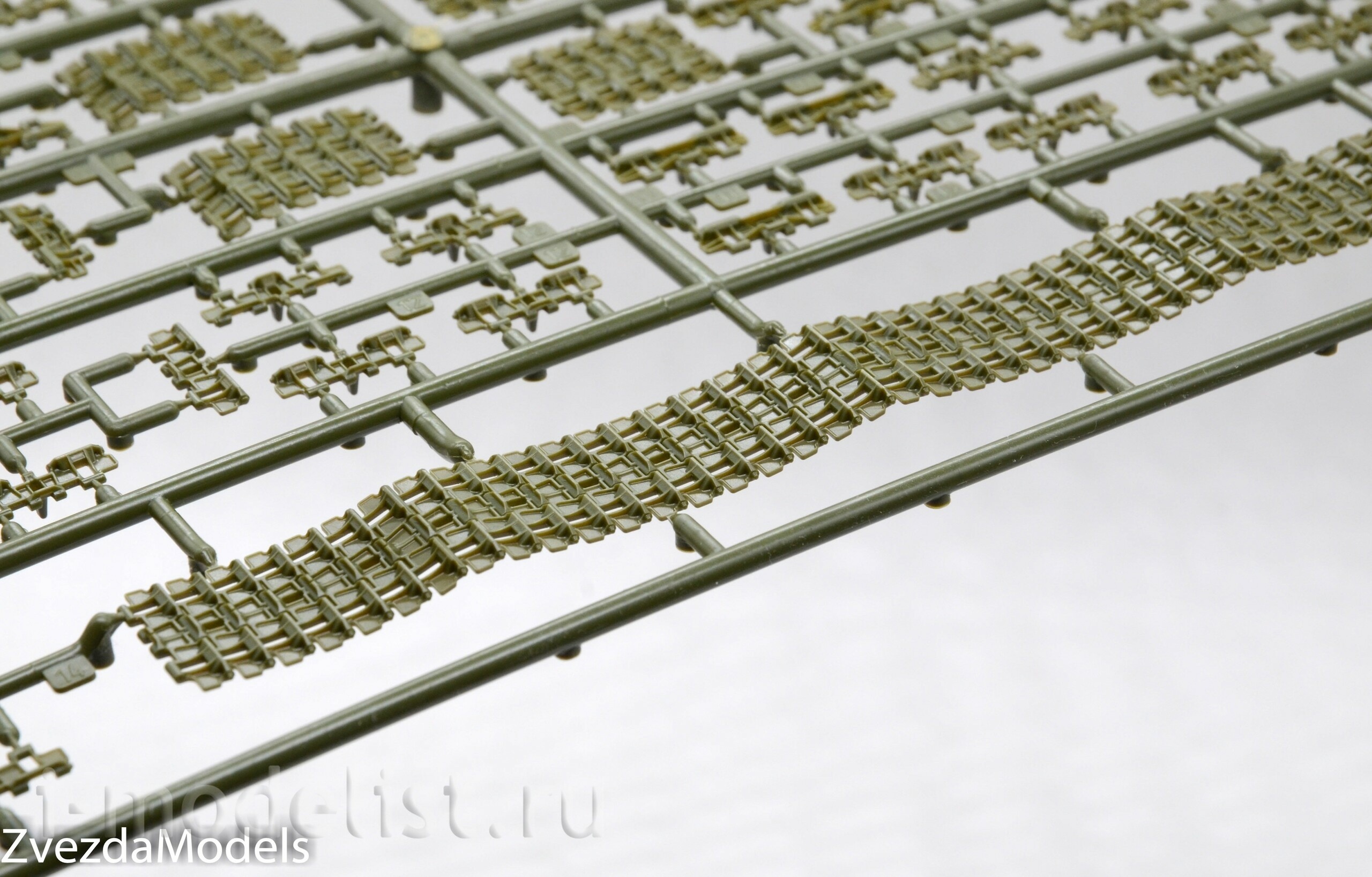 3708 Zvezda 1/35 Pre-order  Советский тяжёлый танк ИС-2 УЗТМ обр. 1944 г.