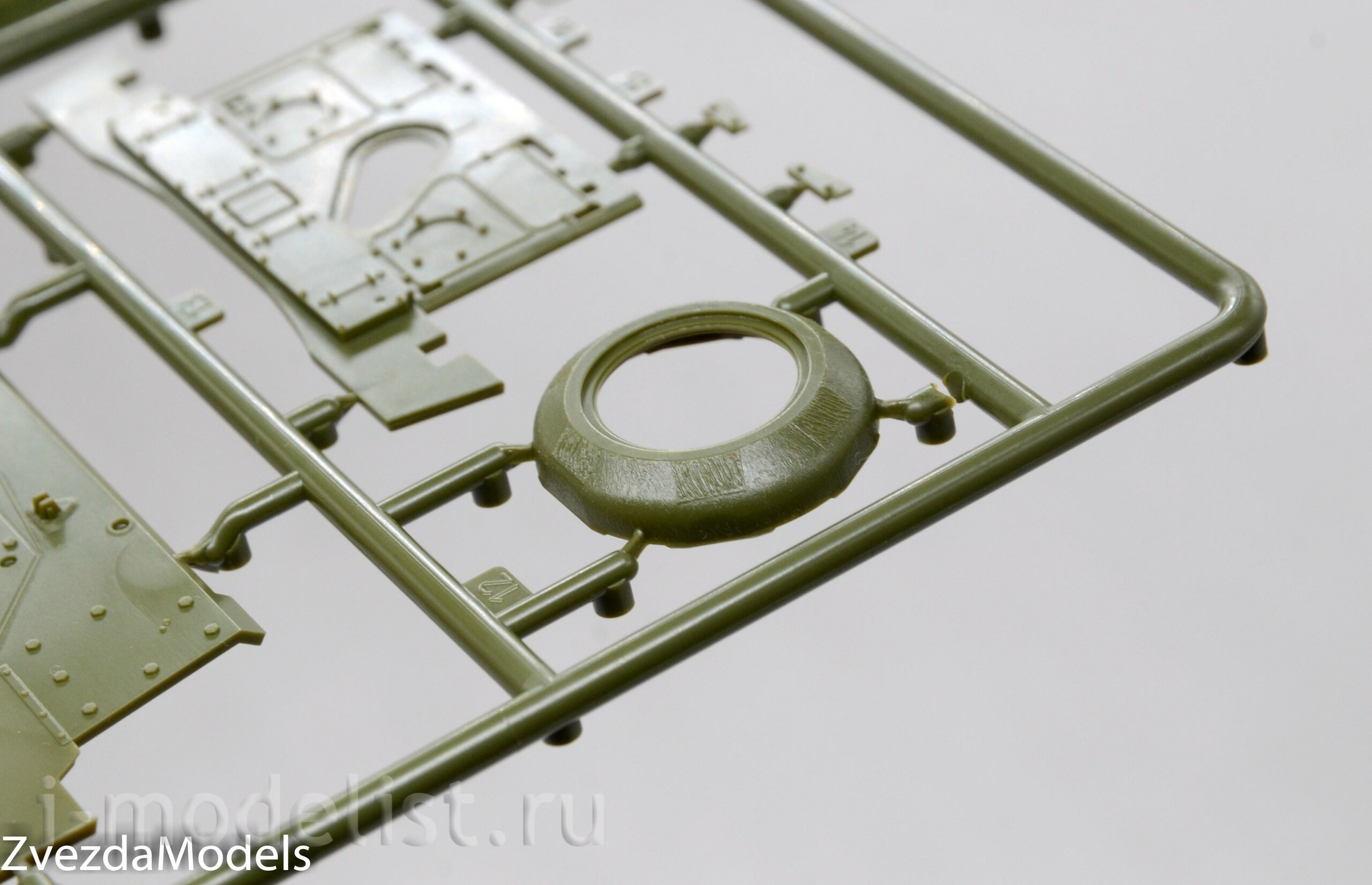 3708 Zvezda 1/35 Pre-order  Советский тяжёлый танк ИС-2 УЗТМ обр. 1944 г.