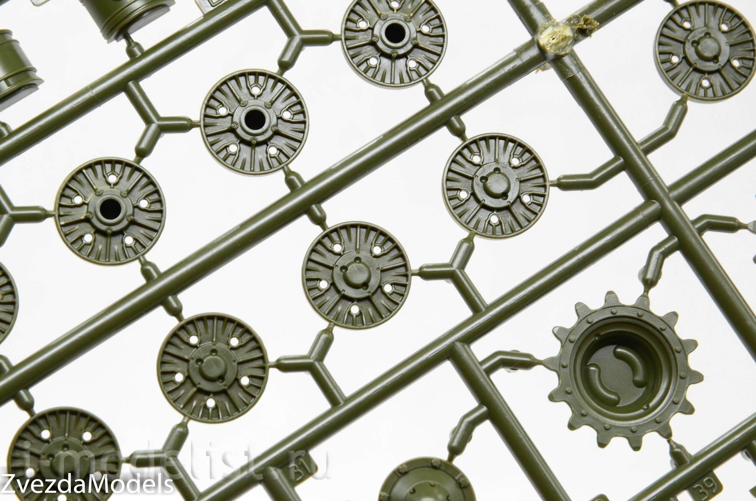 3708 Zvezda 1/35 Pre-order  Советский тяжёлый танк ИС-2 УЗТМ обр. 1944 г.