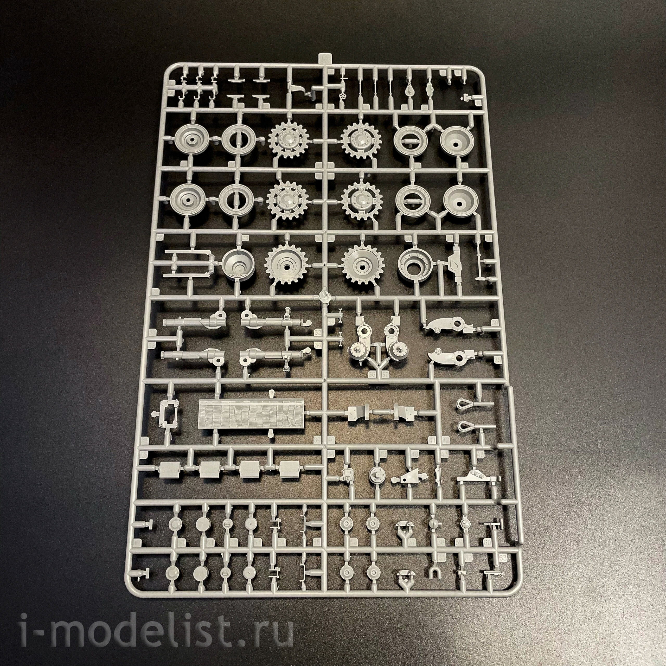 35A059 Amusing Hobby 1/35 Тяжёлый немецкий танк Tiger (P) 003 с Zimmerit в мае 1944 года