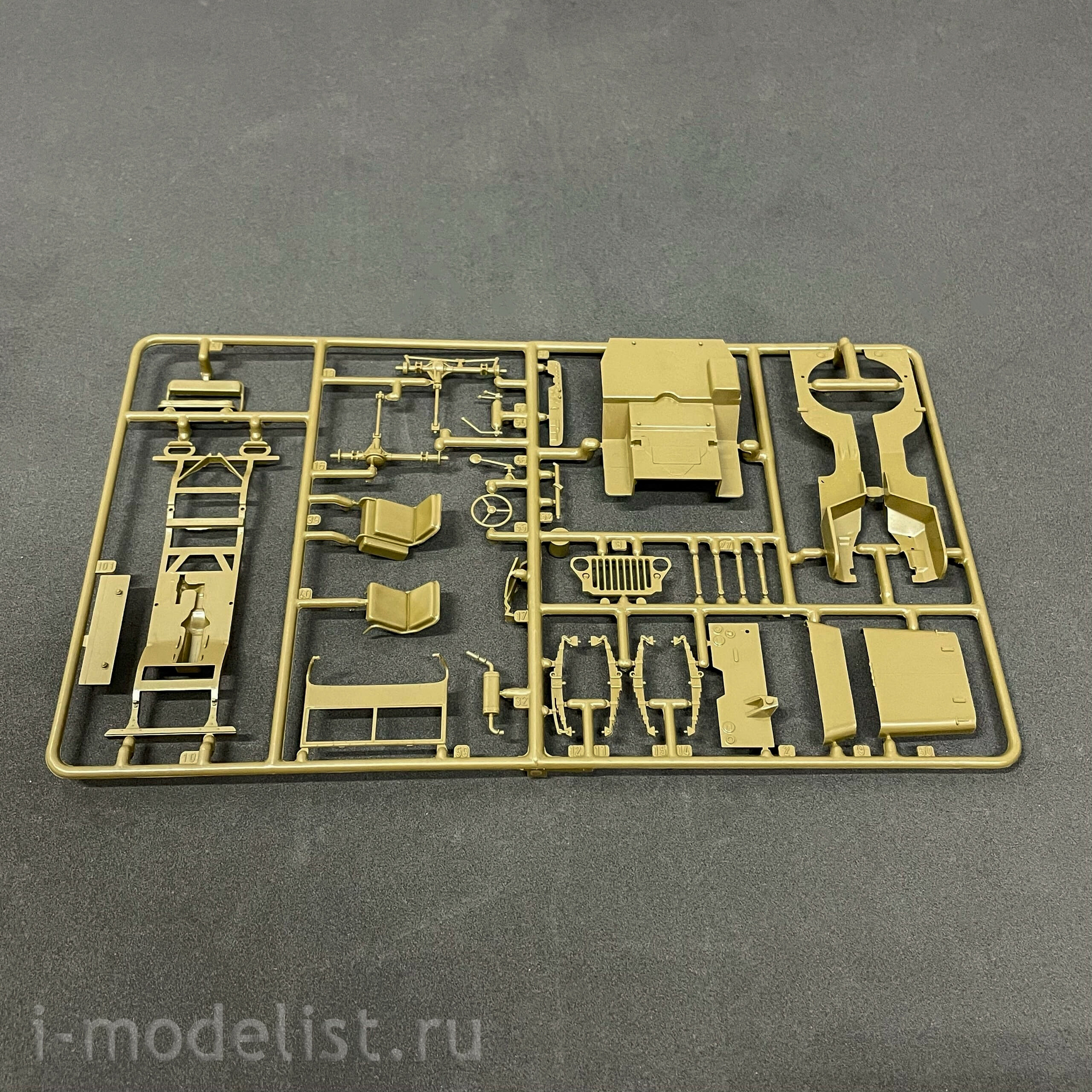 0326 Italeri 1/35 medical aid Car