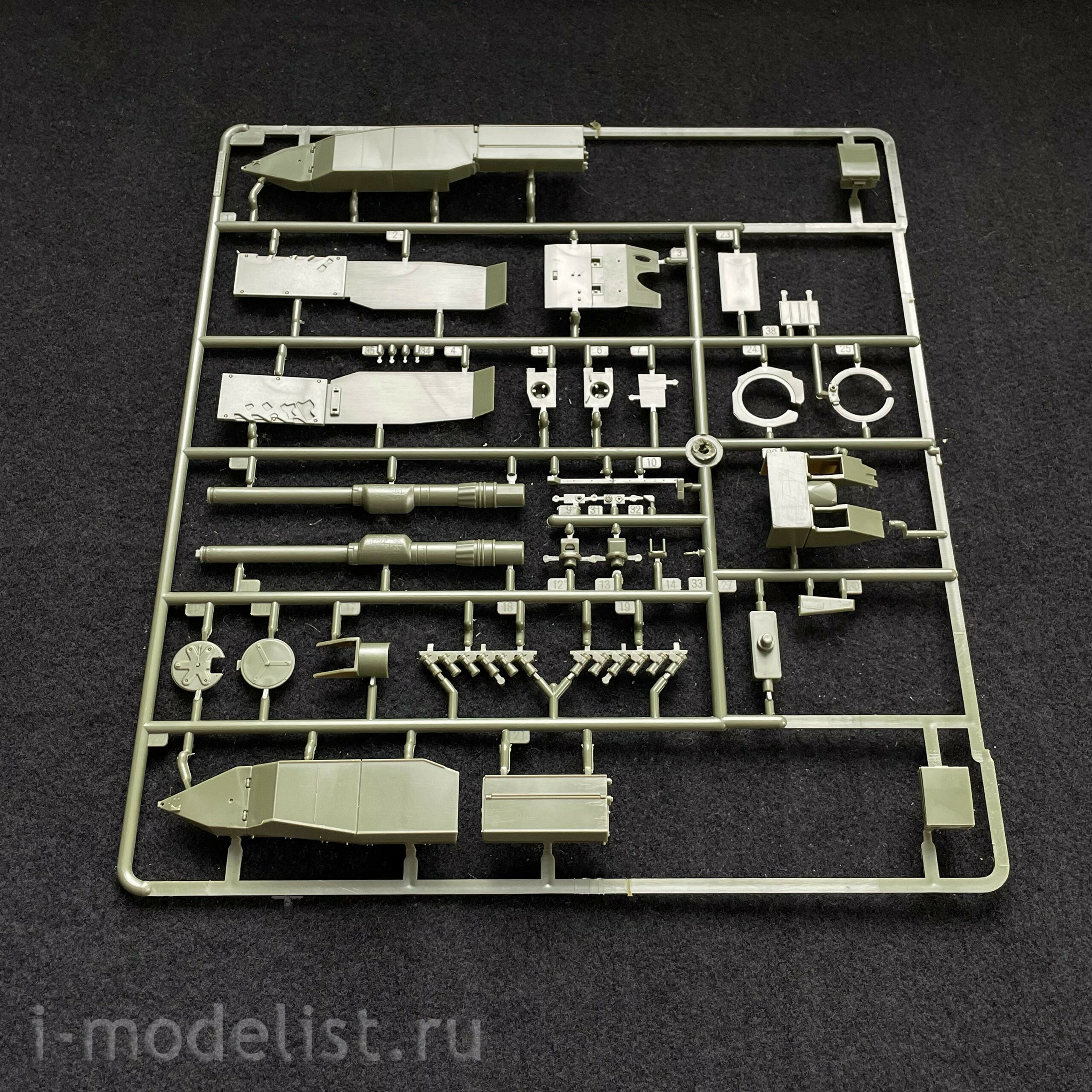83867 HobbyBoss 1/35 Leopard 2A4M CAN