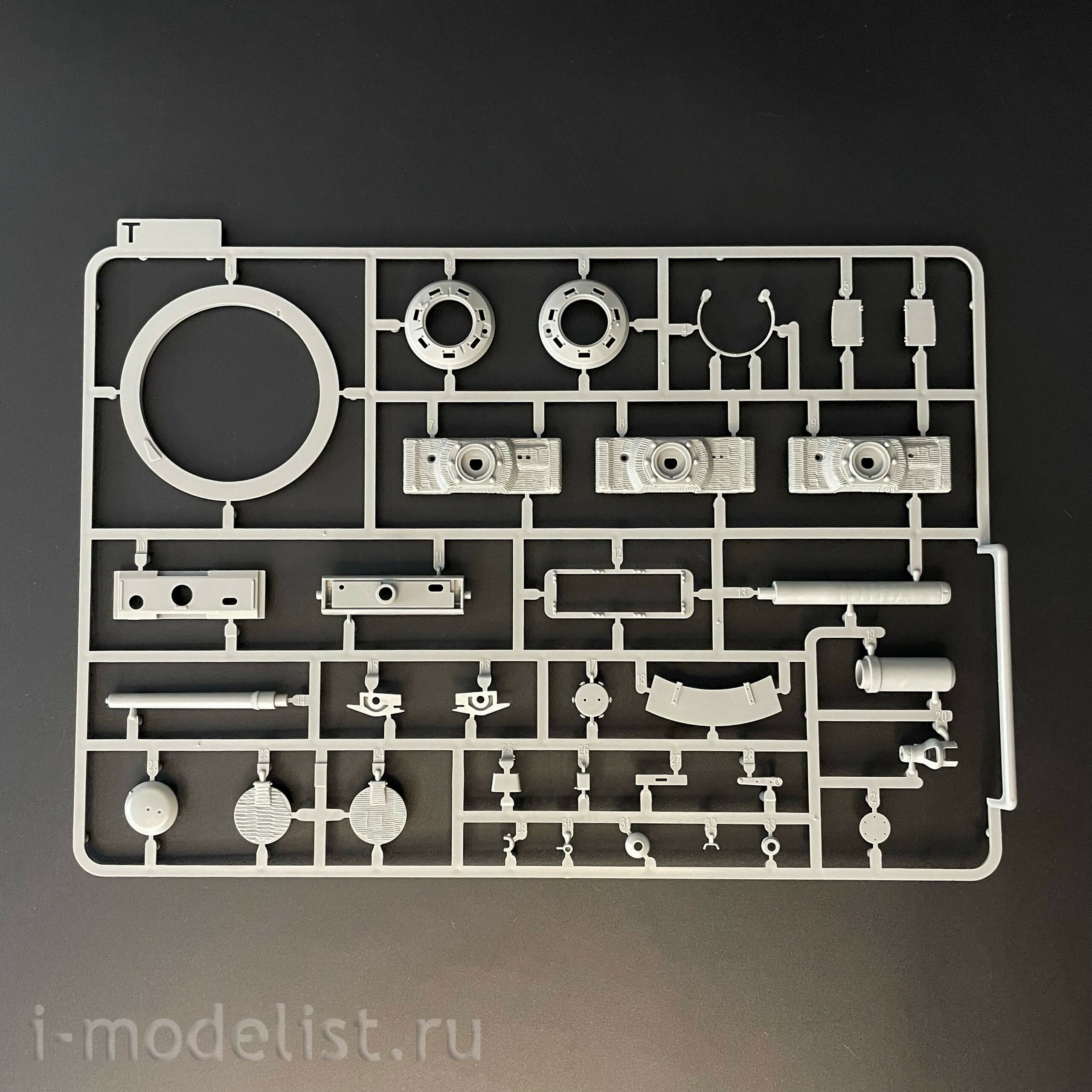 2200 Takom 1/35 German Tiger I Tank (medium) with Zimmerit