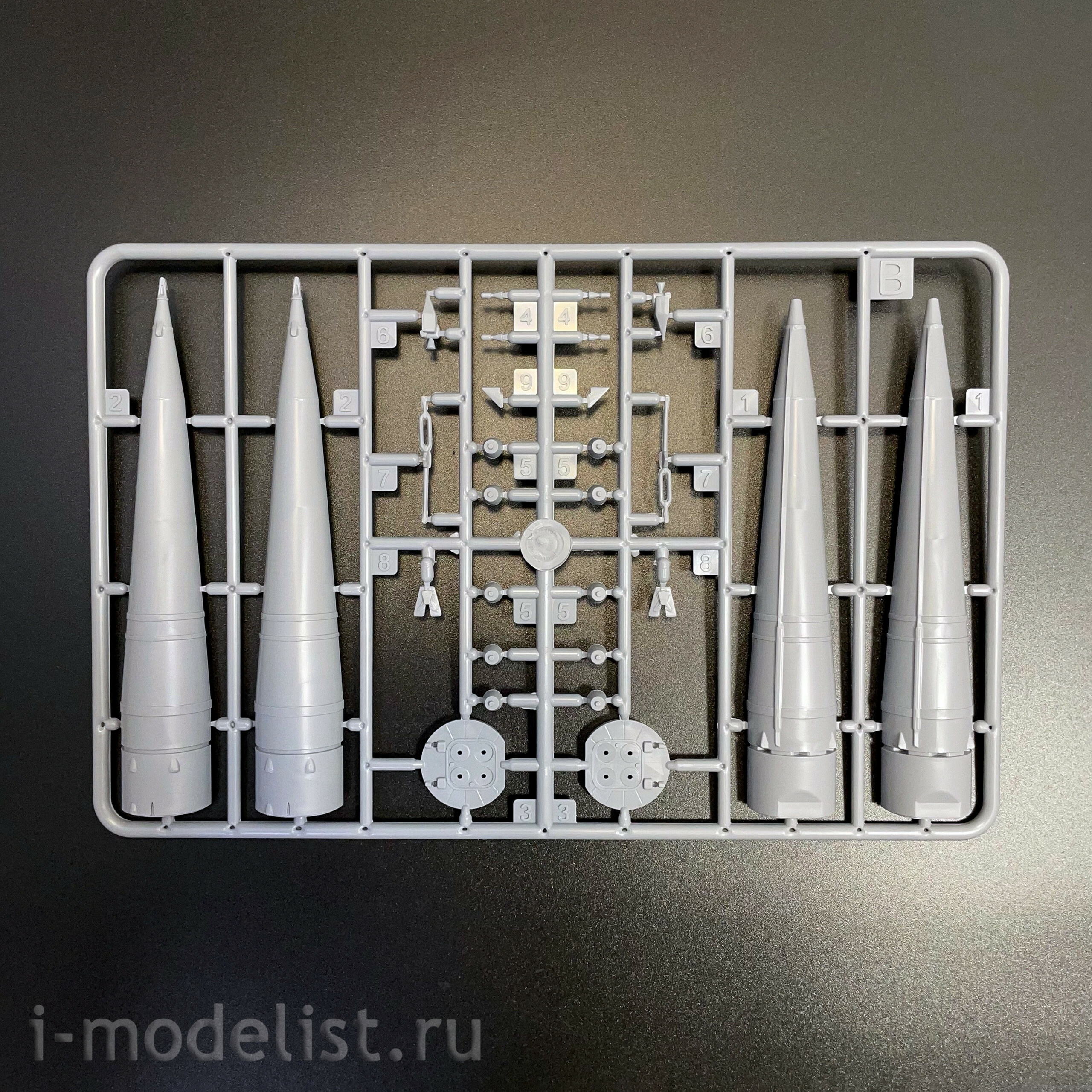 EE144302 Eastern Express 1/144 Missile-carrier 