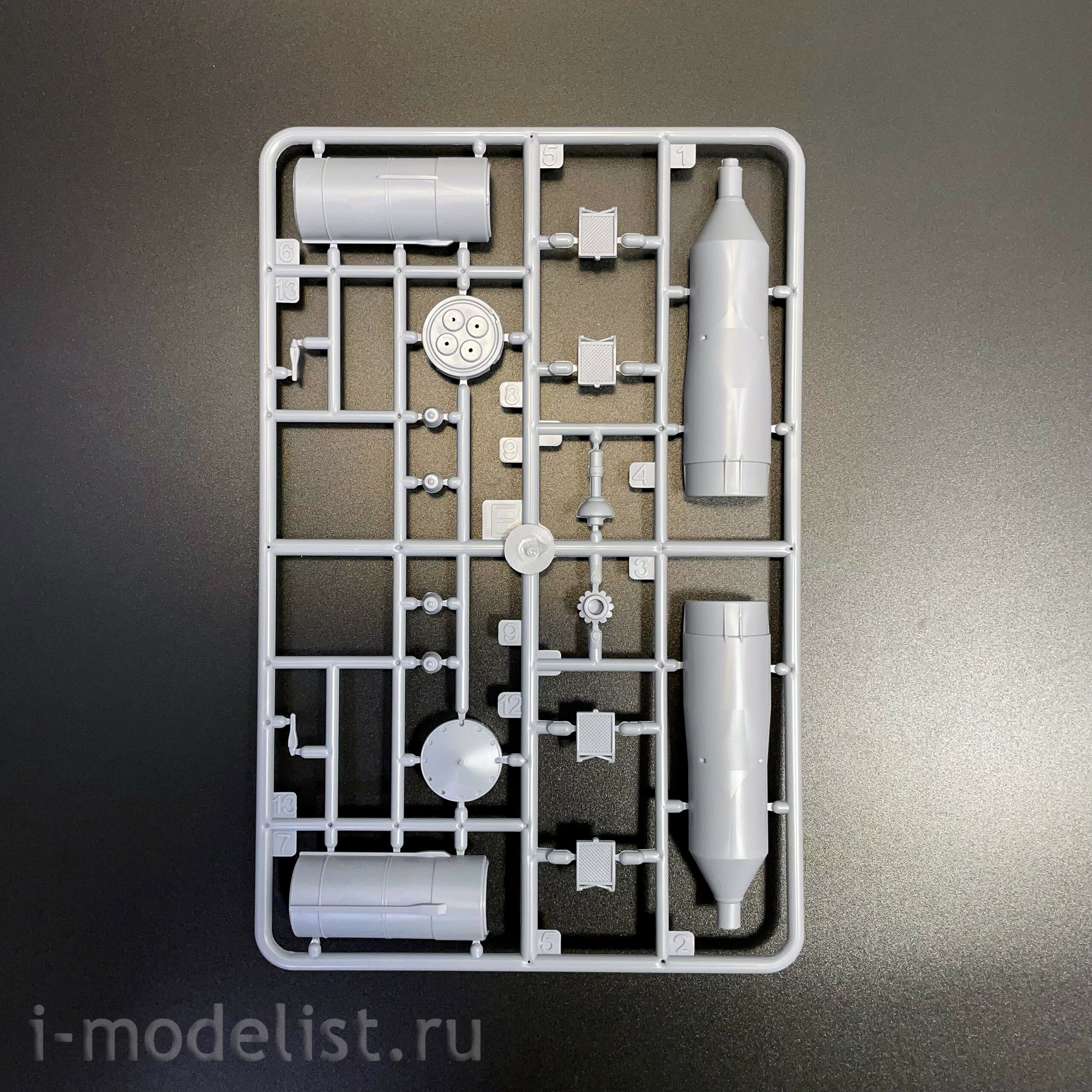 EE144302 Eastern Express 1/144 Missile-carrier 