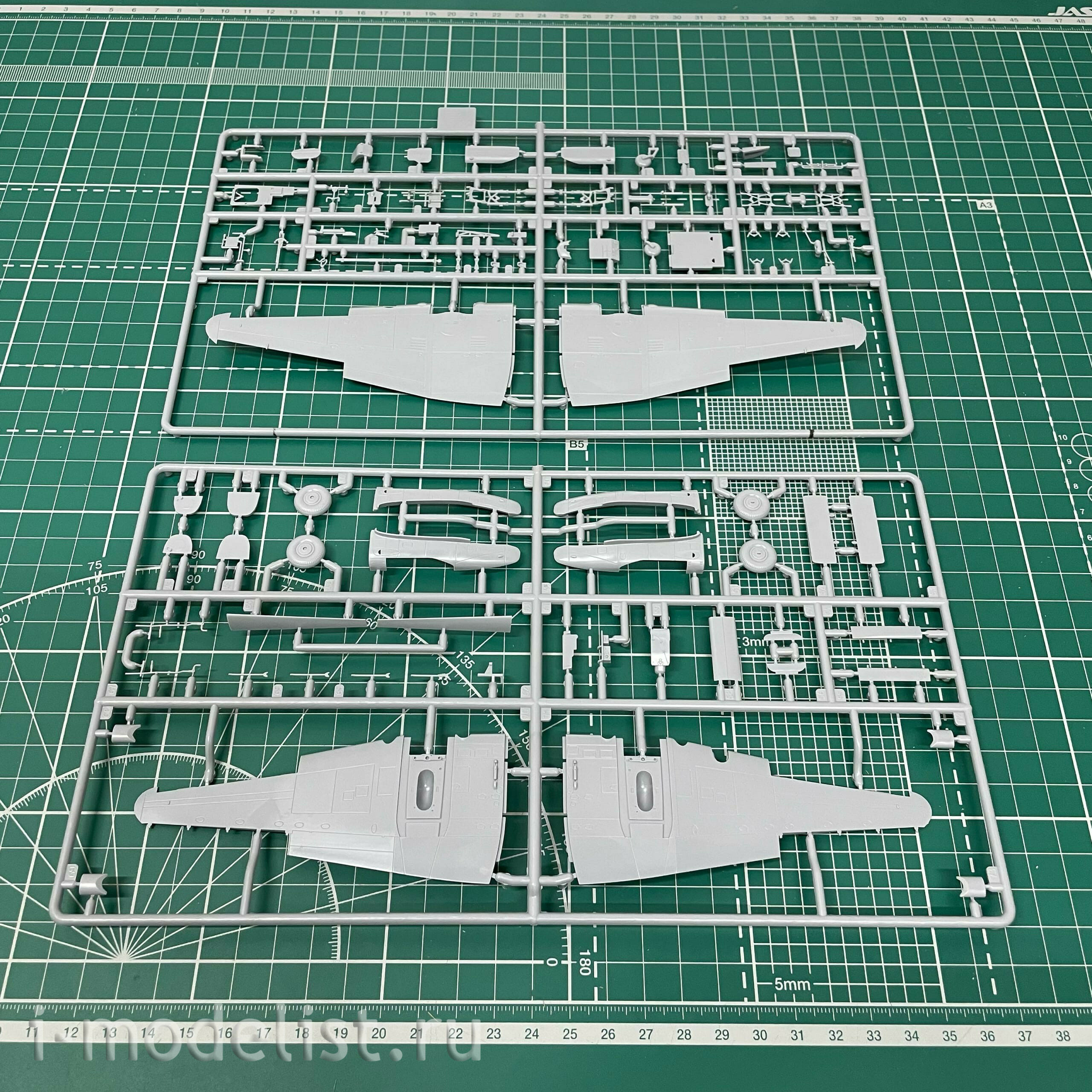 7283ПН Zvezda 1/72 Подарочный набор: Советский пикирующий бомбардировщик Пе-2