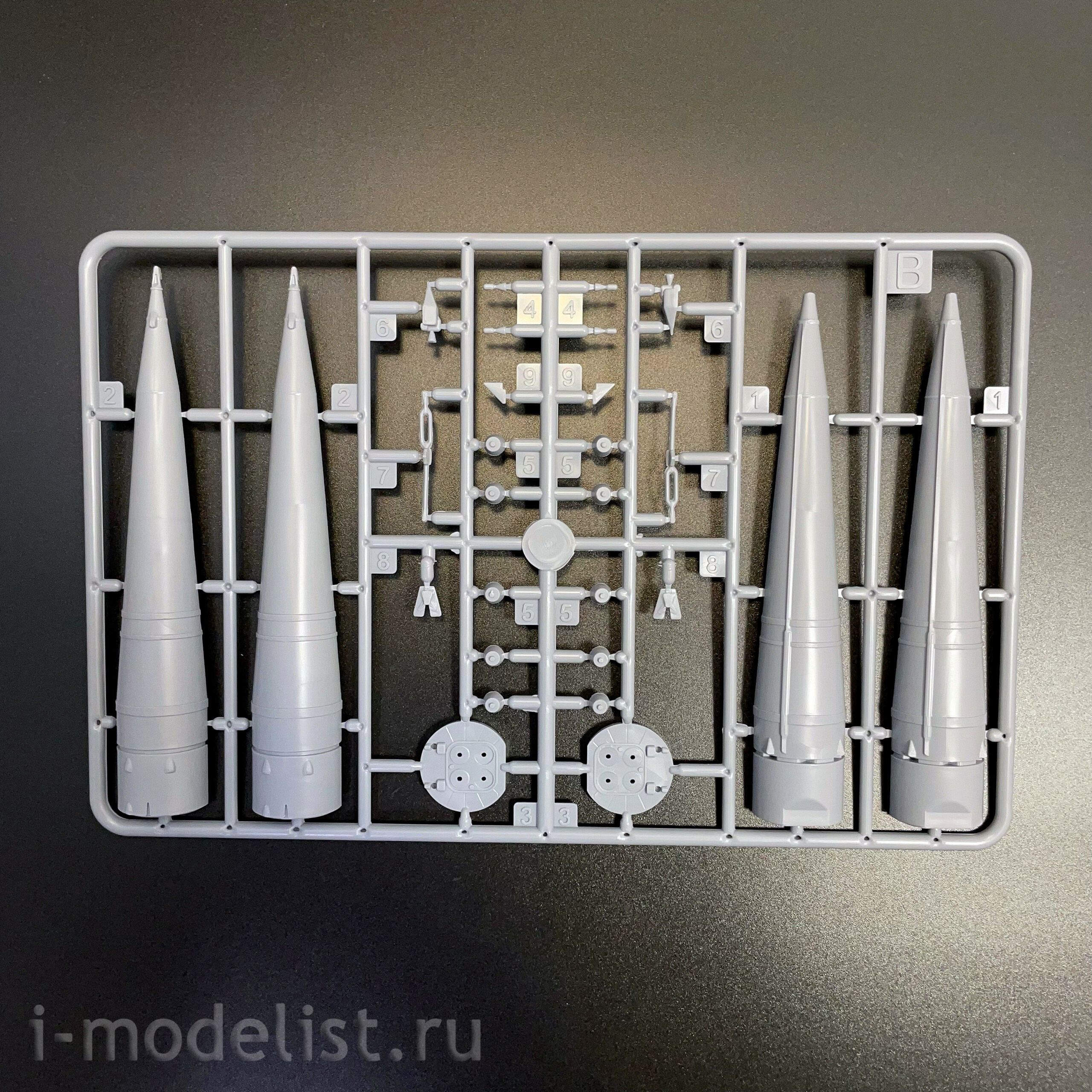 EE144302 Eastern Express 1/144 Missile-carrier 