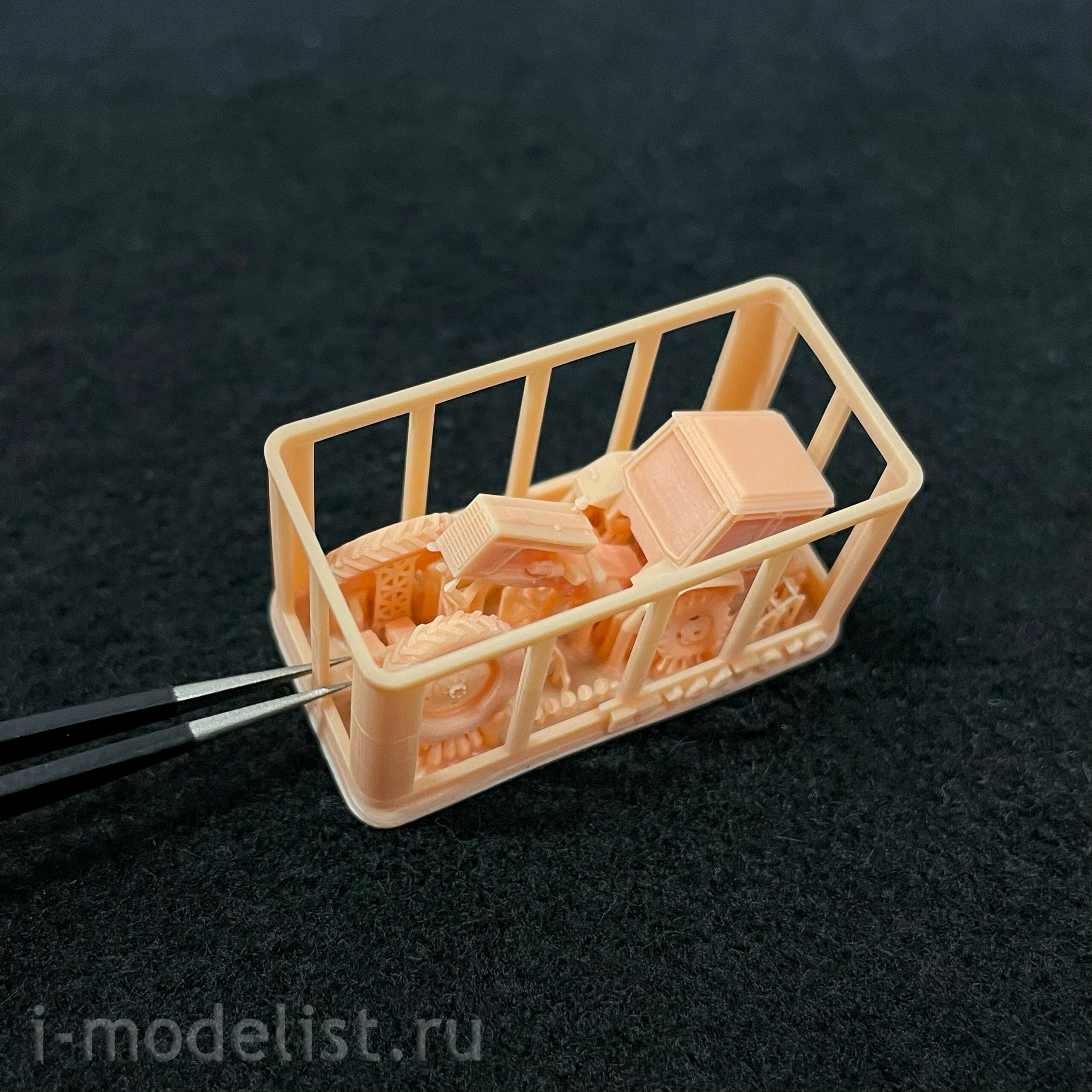 144T014 Orient Express 1/144 MTZ-80 tractor with driver for AN-2 and luggage trolleys