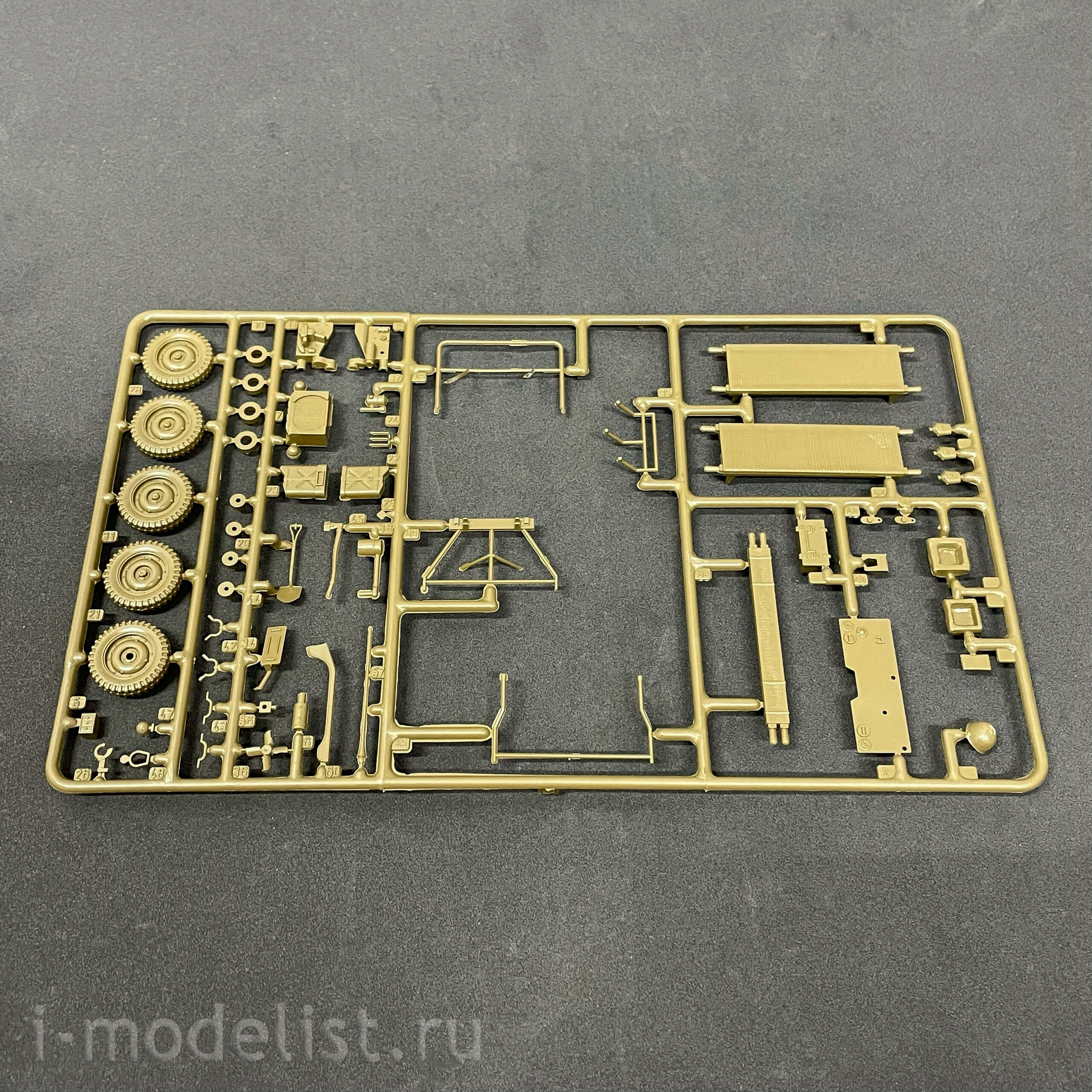 0326 Italeri 1/35 medical aid Car