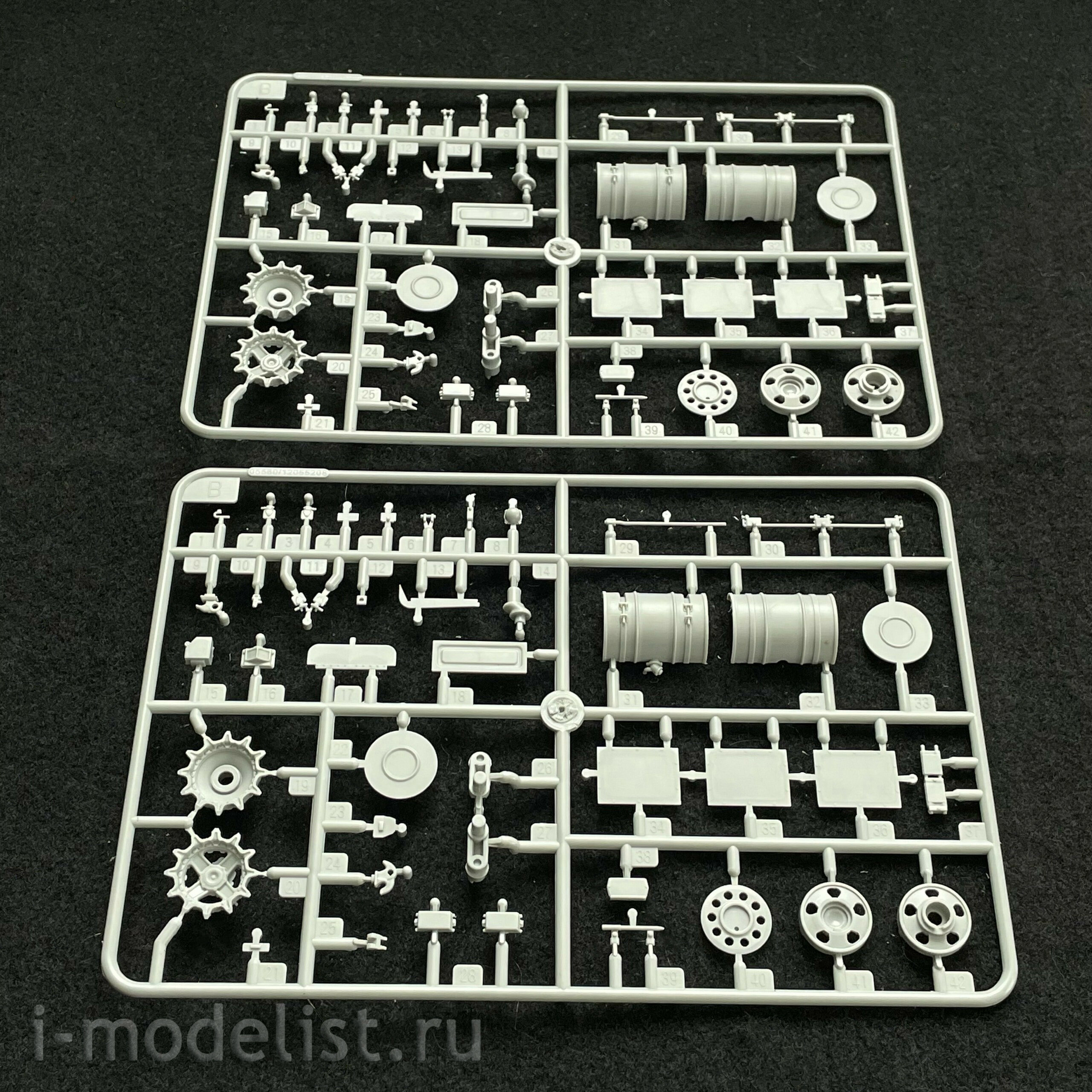 05598 Trumpeter 1/35 Russian T-72B tank (licensed by UVZ)