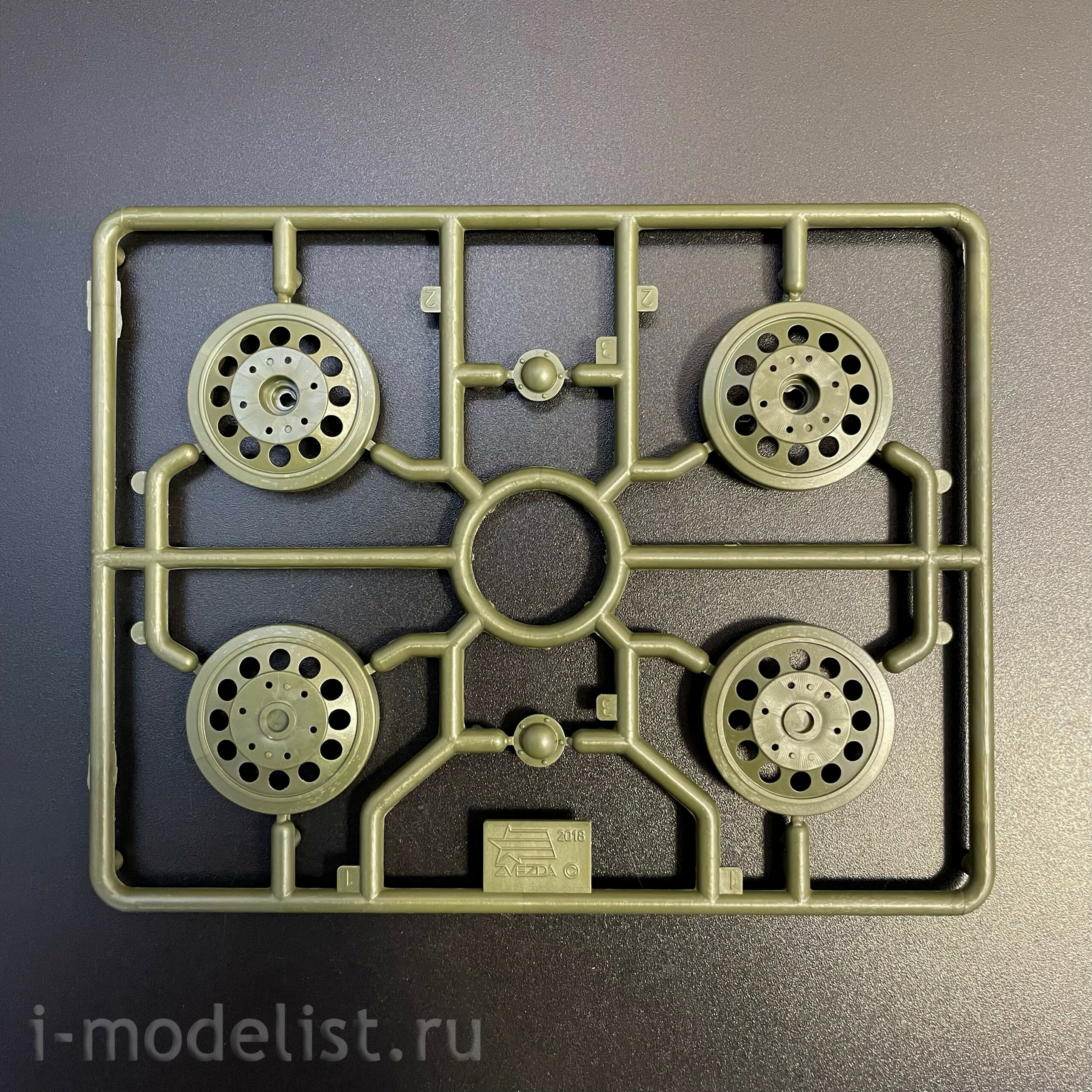 3687ГП Zvezda 1/35 Герои Победы. Советский средний танк Т-34/85