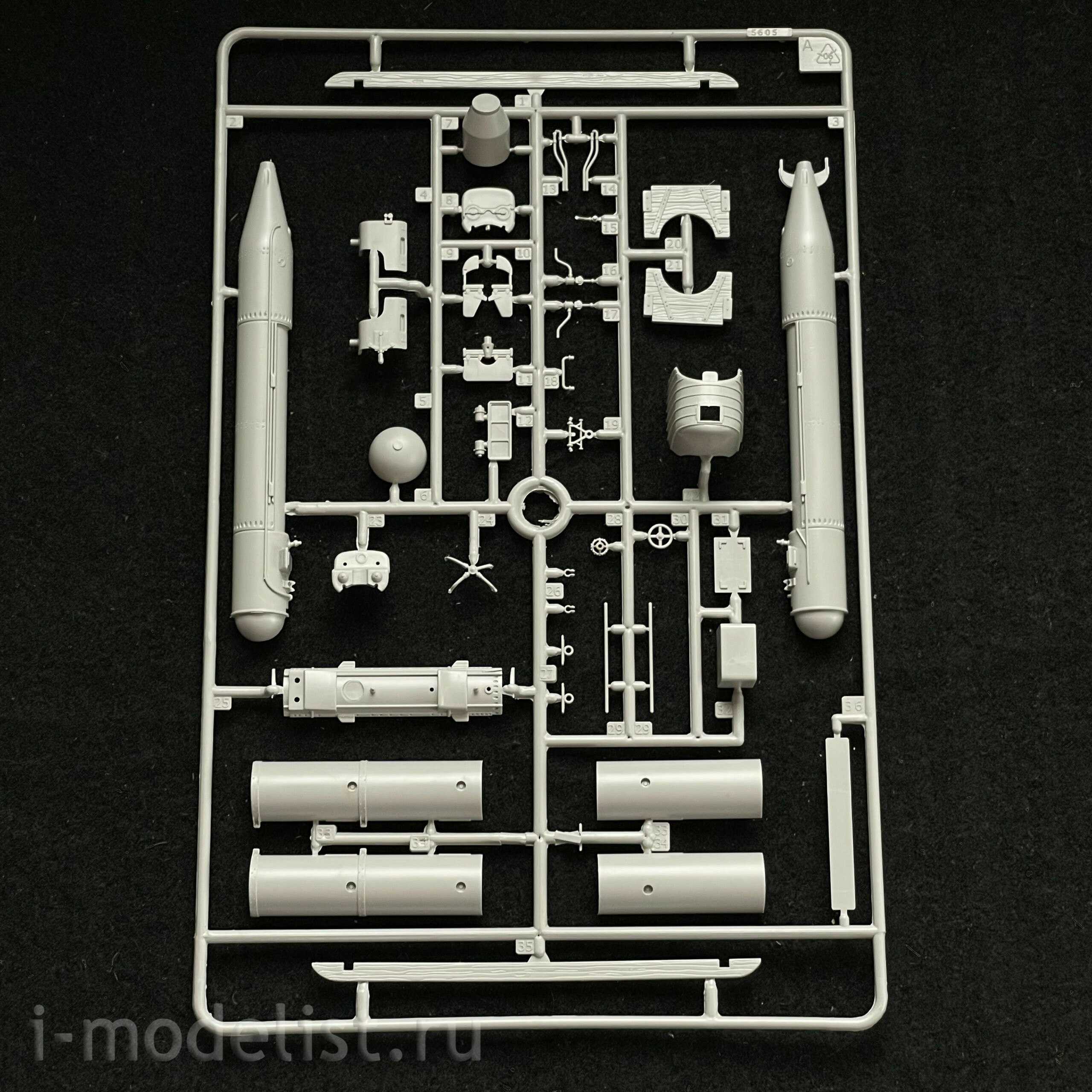 5621 Italeri 1/35 S.L.C. MAIALE torpedo with crew