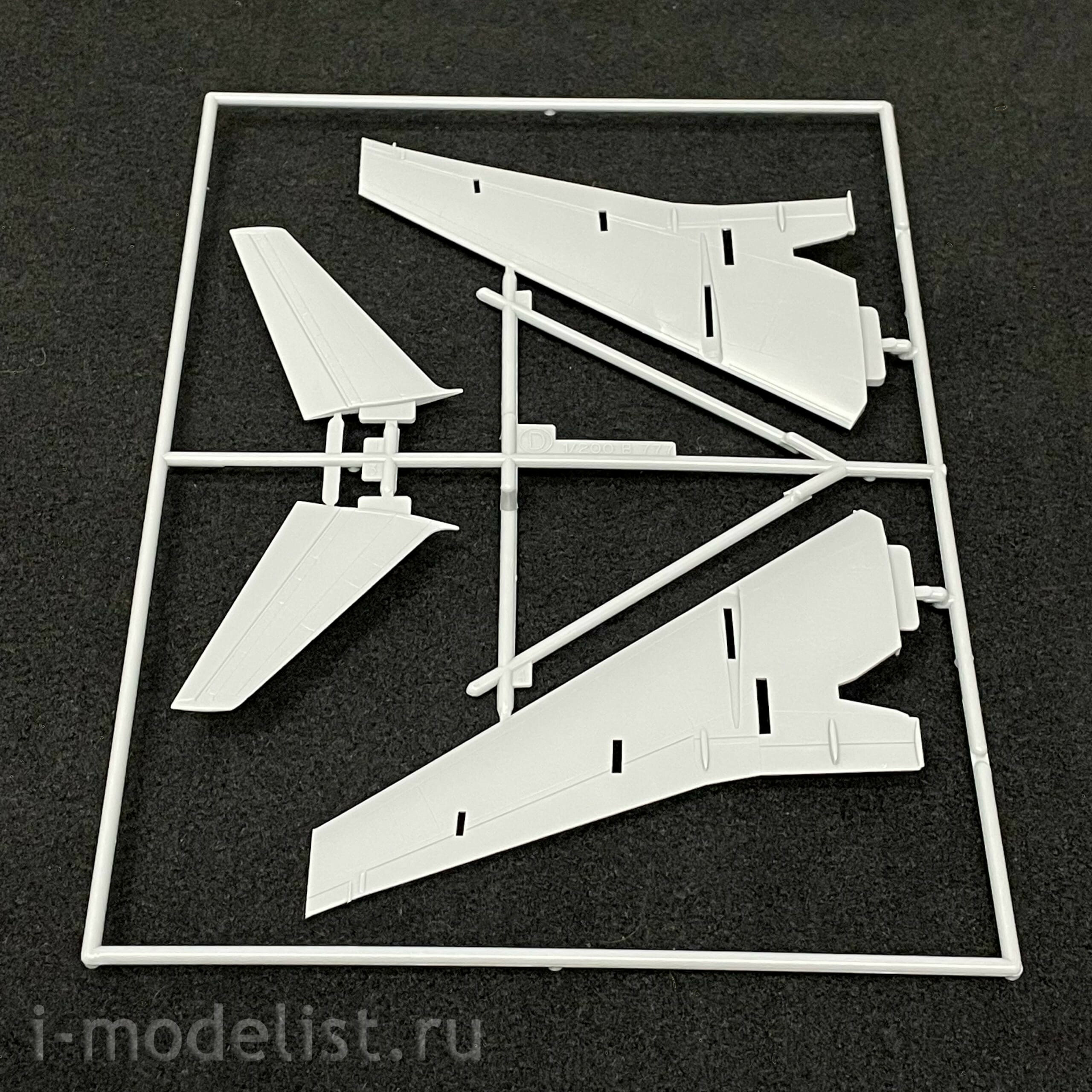 10710 Hasegawa 1/200 ANA B 777-300 Aircraft