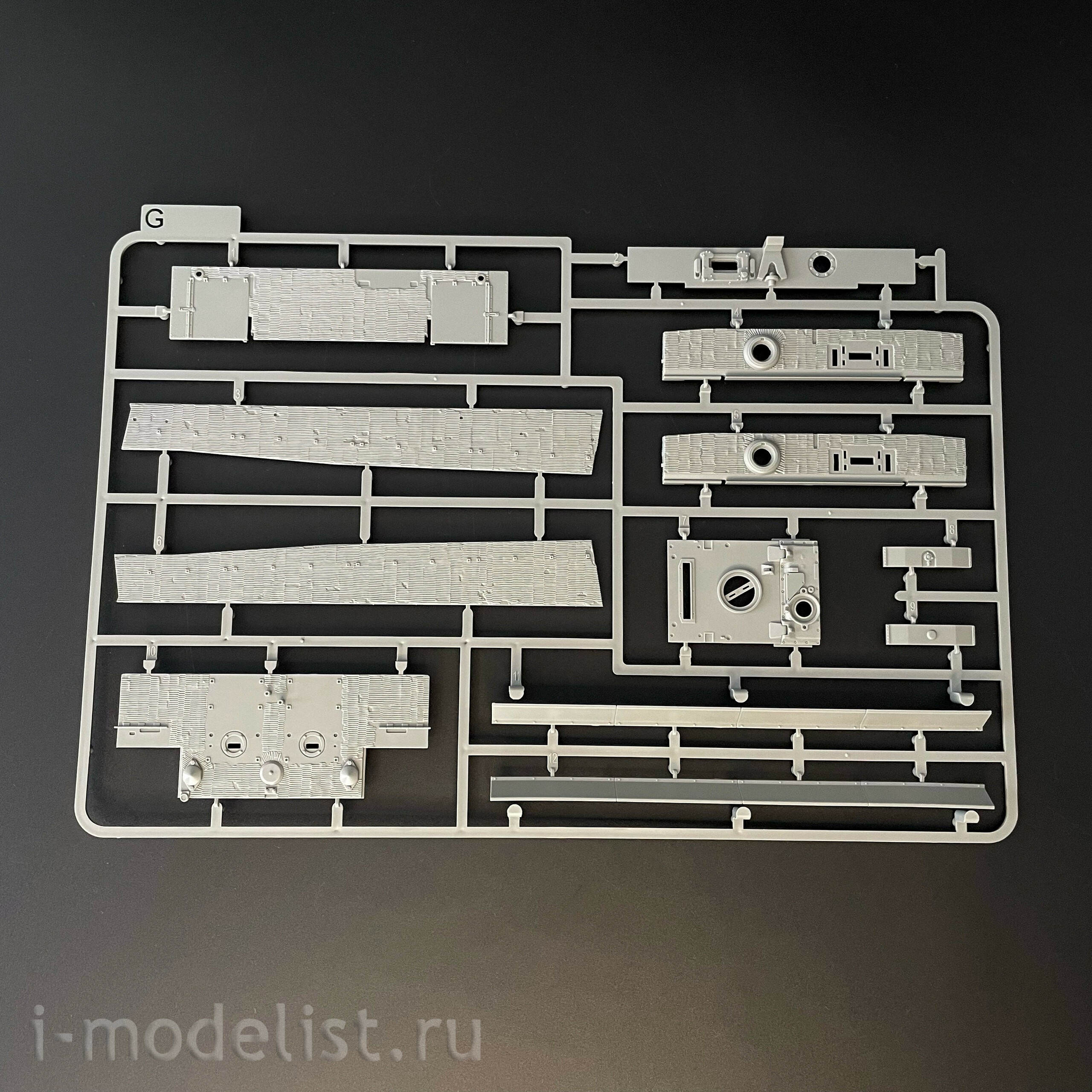 2200 Takom 1/35 German Tiger I Tank (medium) with Zimmerit