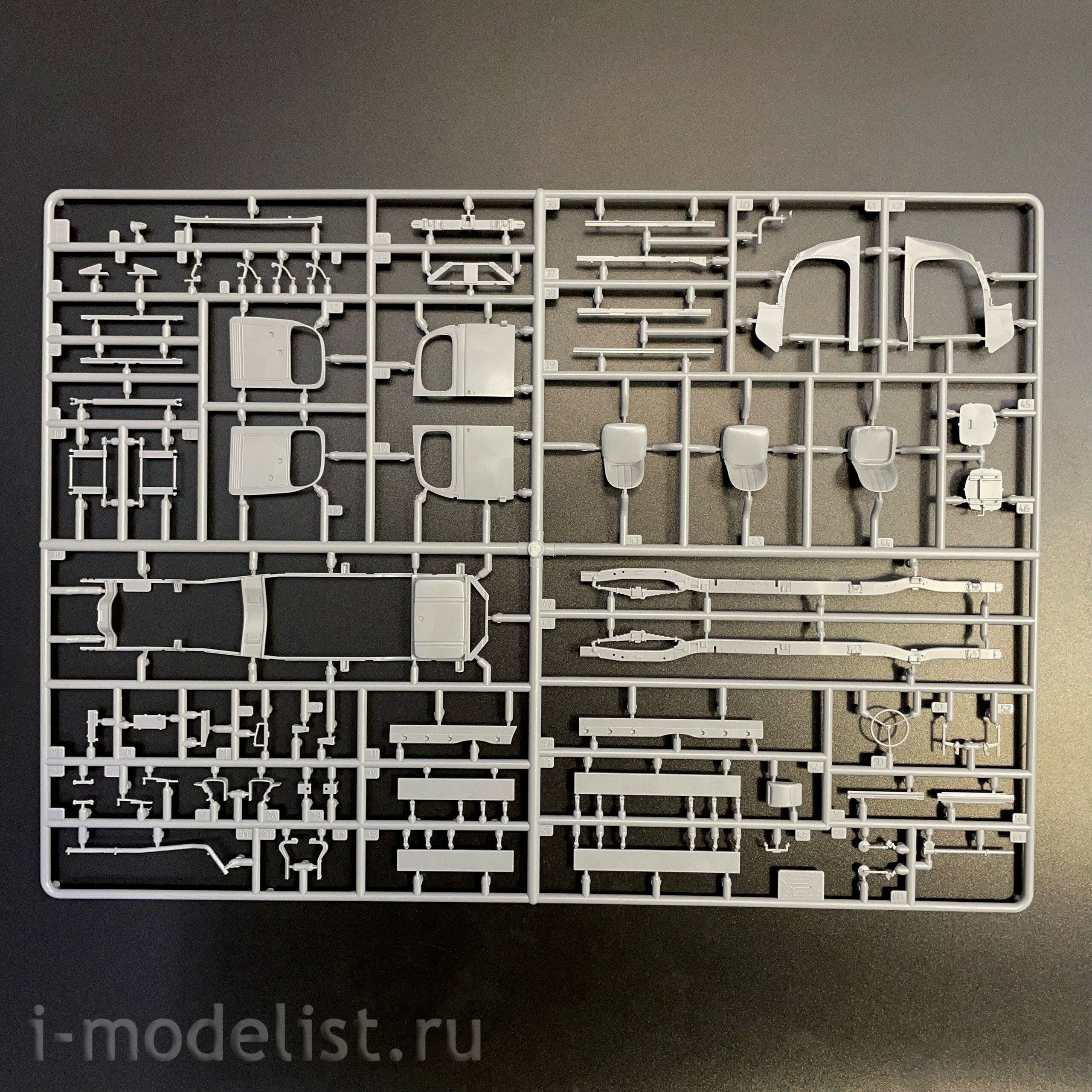 3711 Zvezda 1/35 Американский армейский медицинский автомобиль Dodge WC-54
