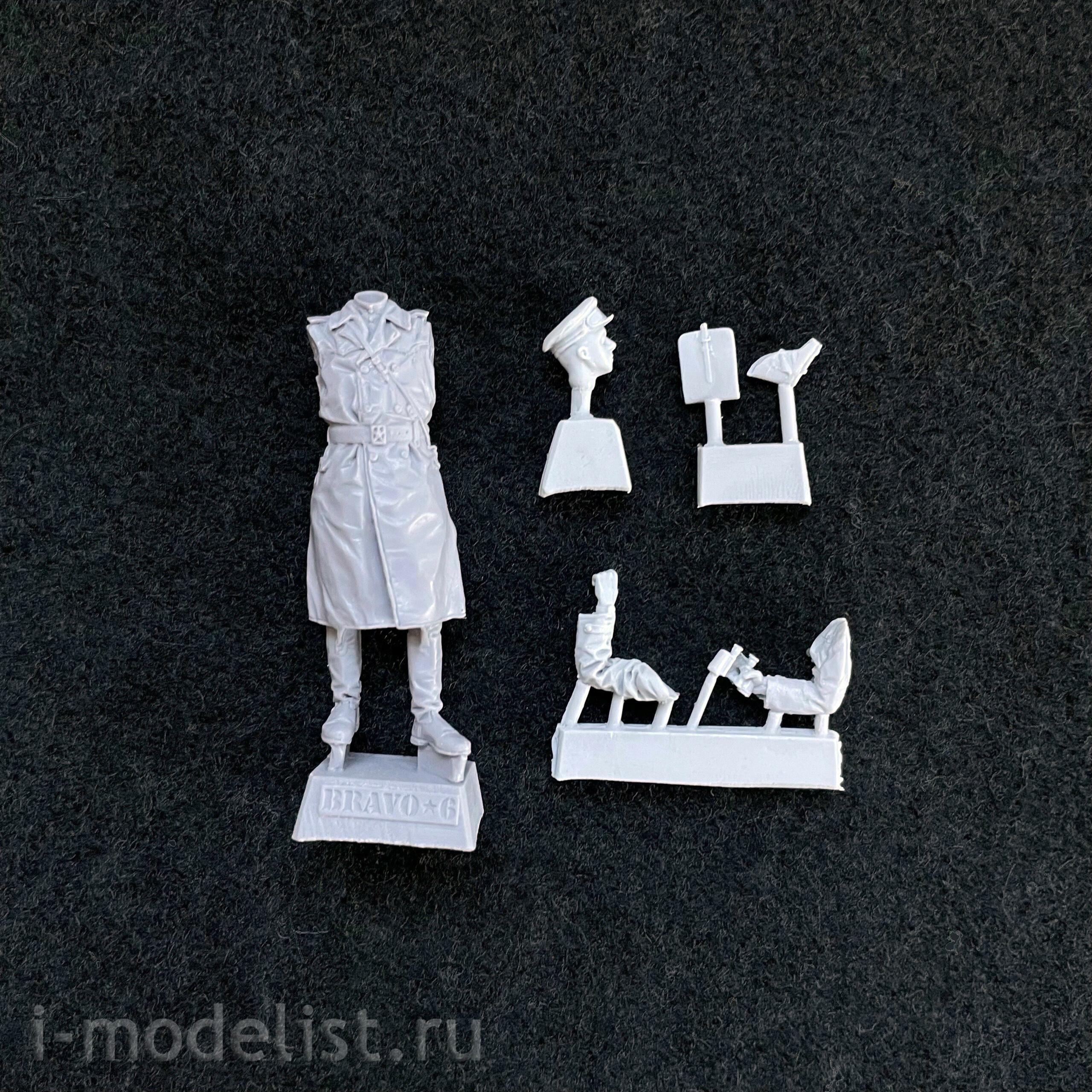 B6-35149 Bravo-6 1/35 Green Rocket (2 figures of Red Army officers)