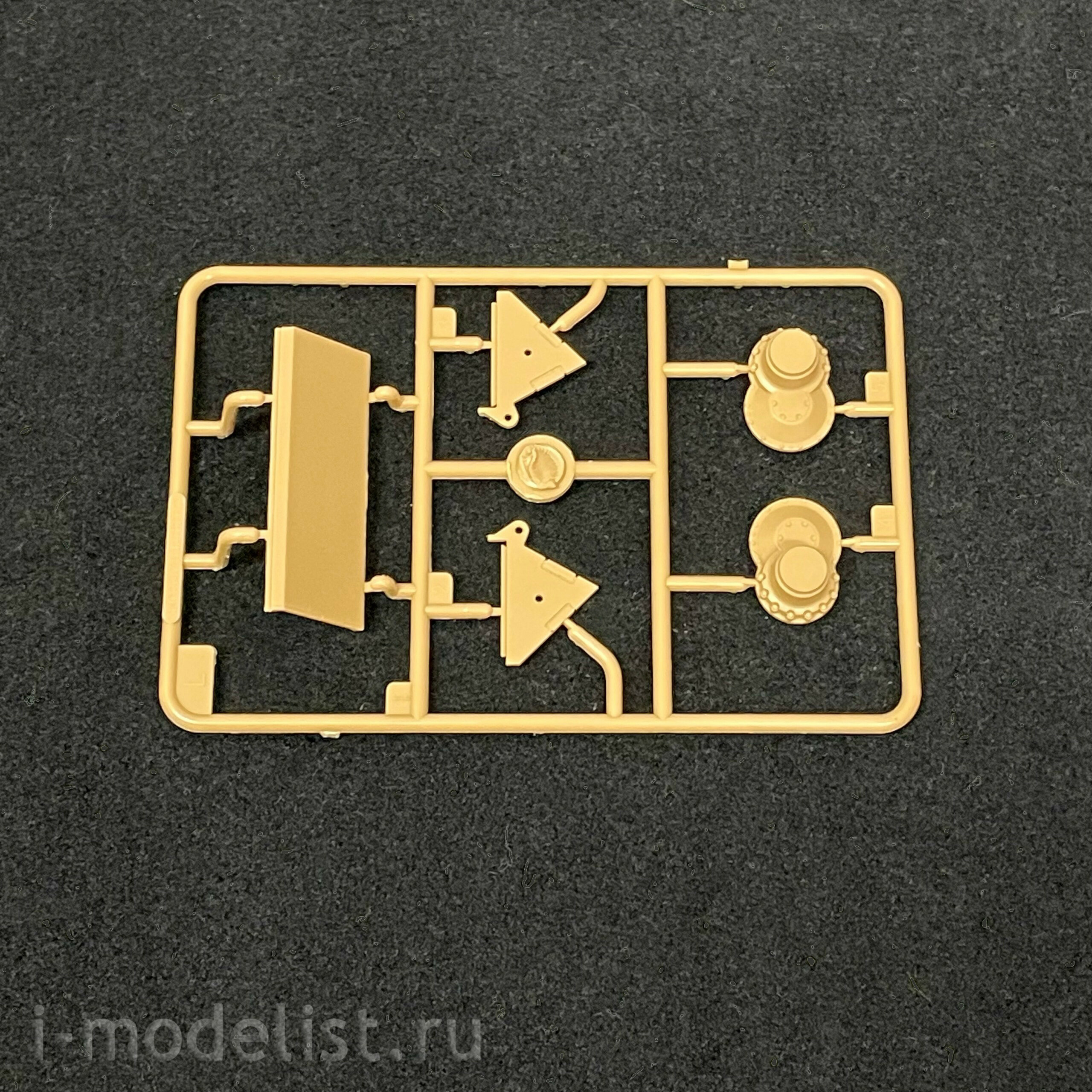 80150 HobbyBoss 1/35 German tank Pz. Kpfw. III / IV auf Einheitsfahrgestell