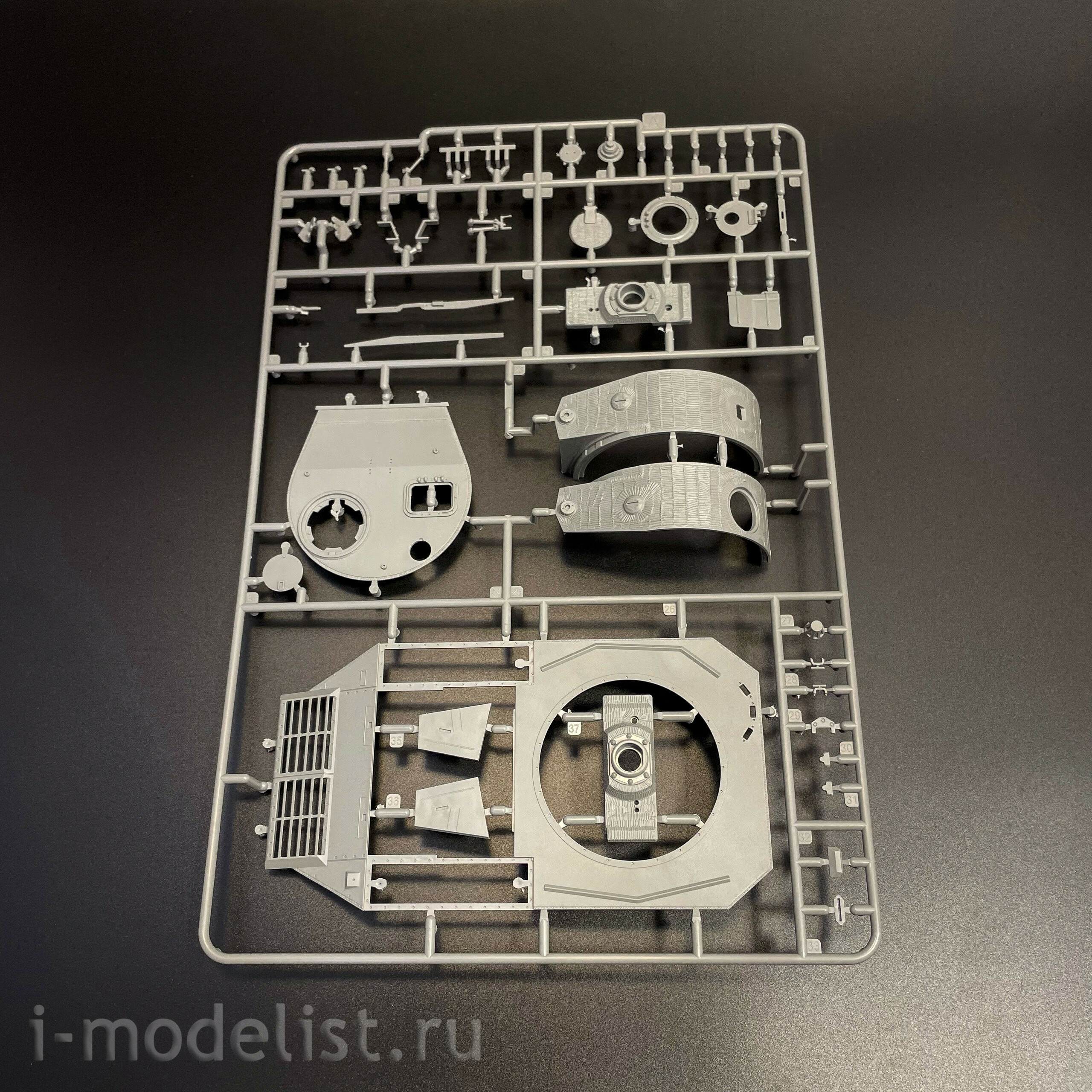 35A059 Amusing Hobby 1/35 Тяжёлый немецкий танк Tiger (P) 003 с Zimmerit в мае 1944 года