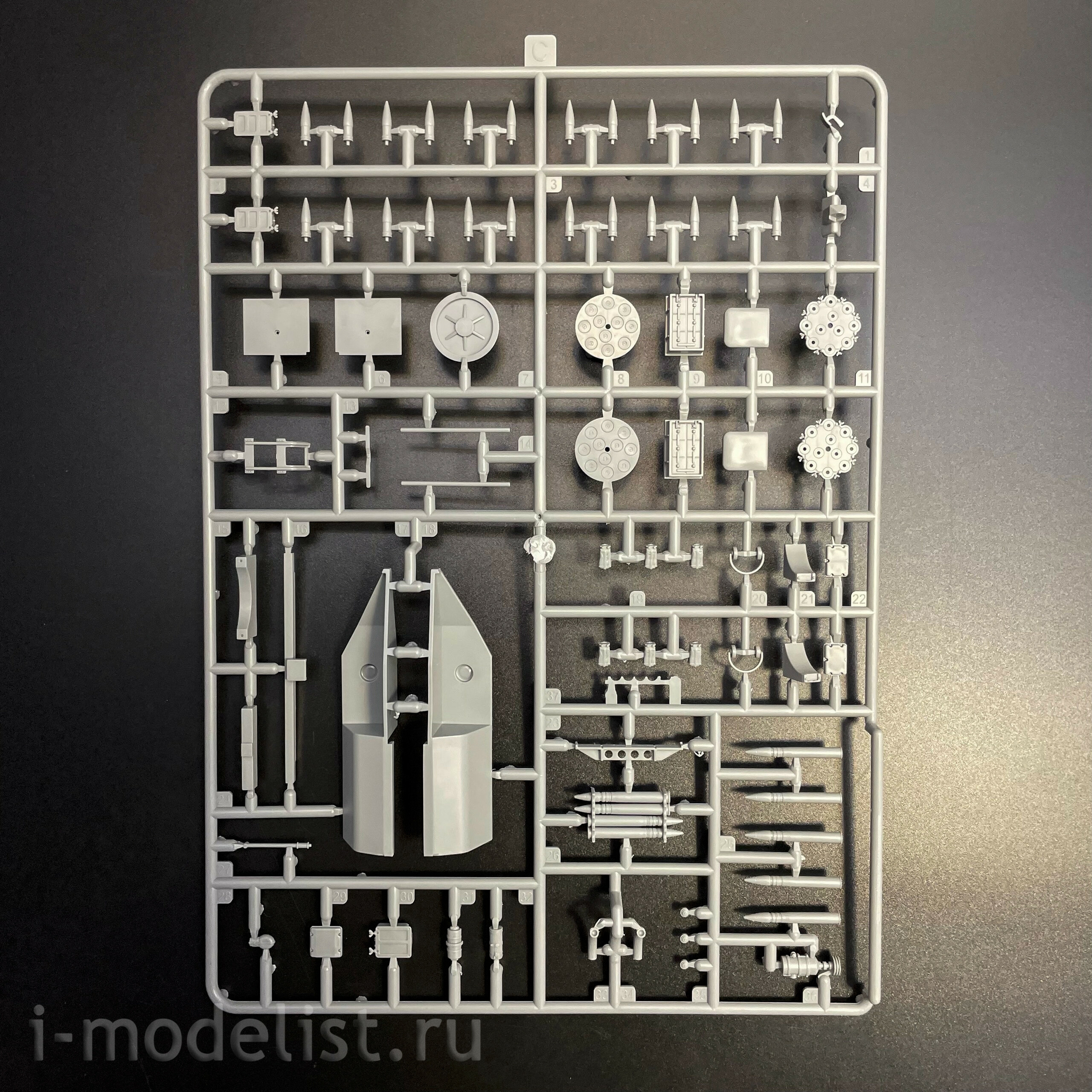 35A061 Amusing Hobby 1/35 Notмецкий танк Pz.Kpfw.VI Tiger(P) 