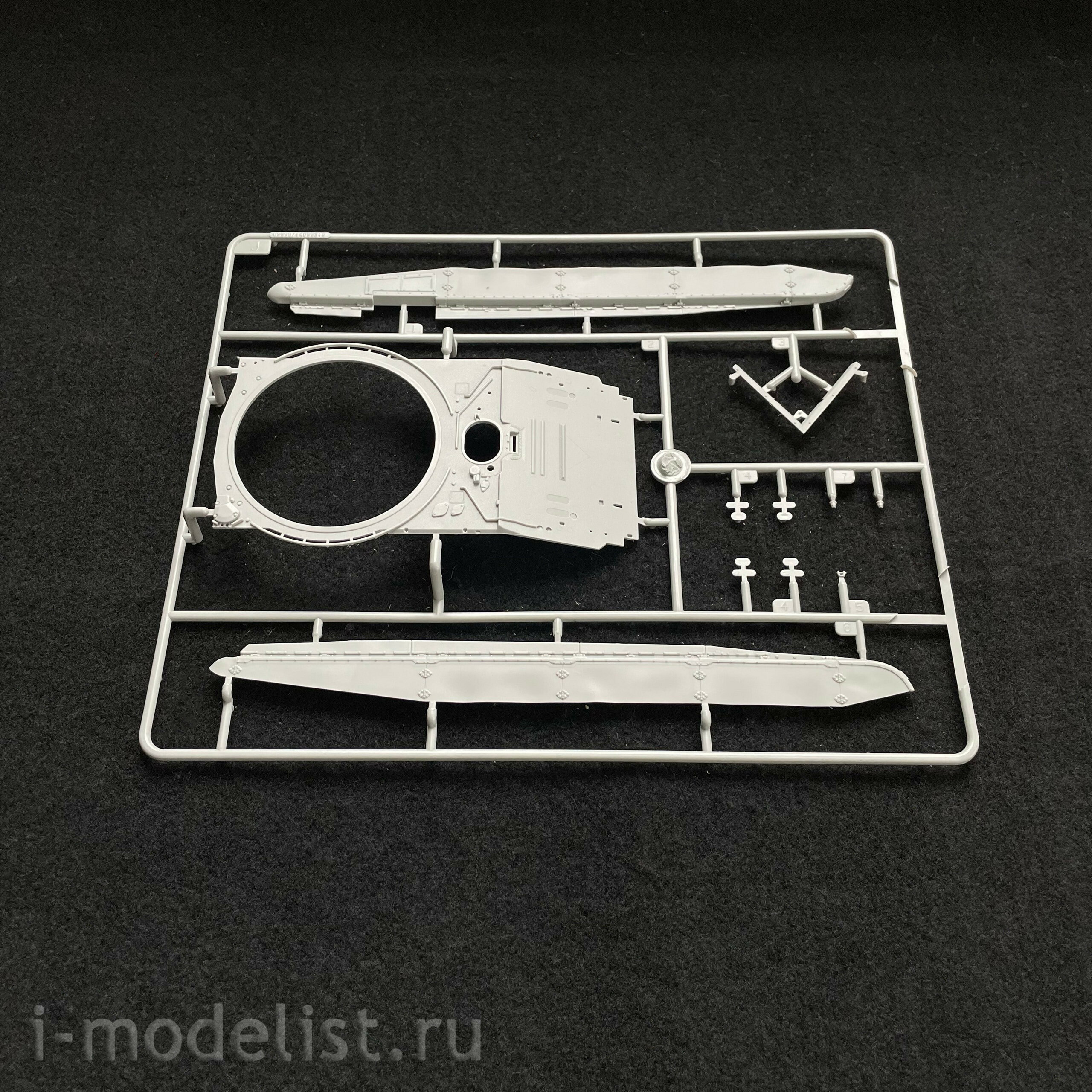 05598 Trumpeter 1/35 Russian T-72B tank (licensed by UVZ)