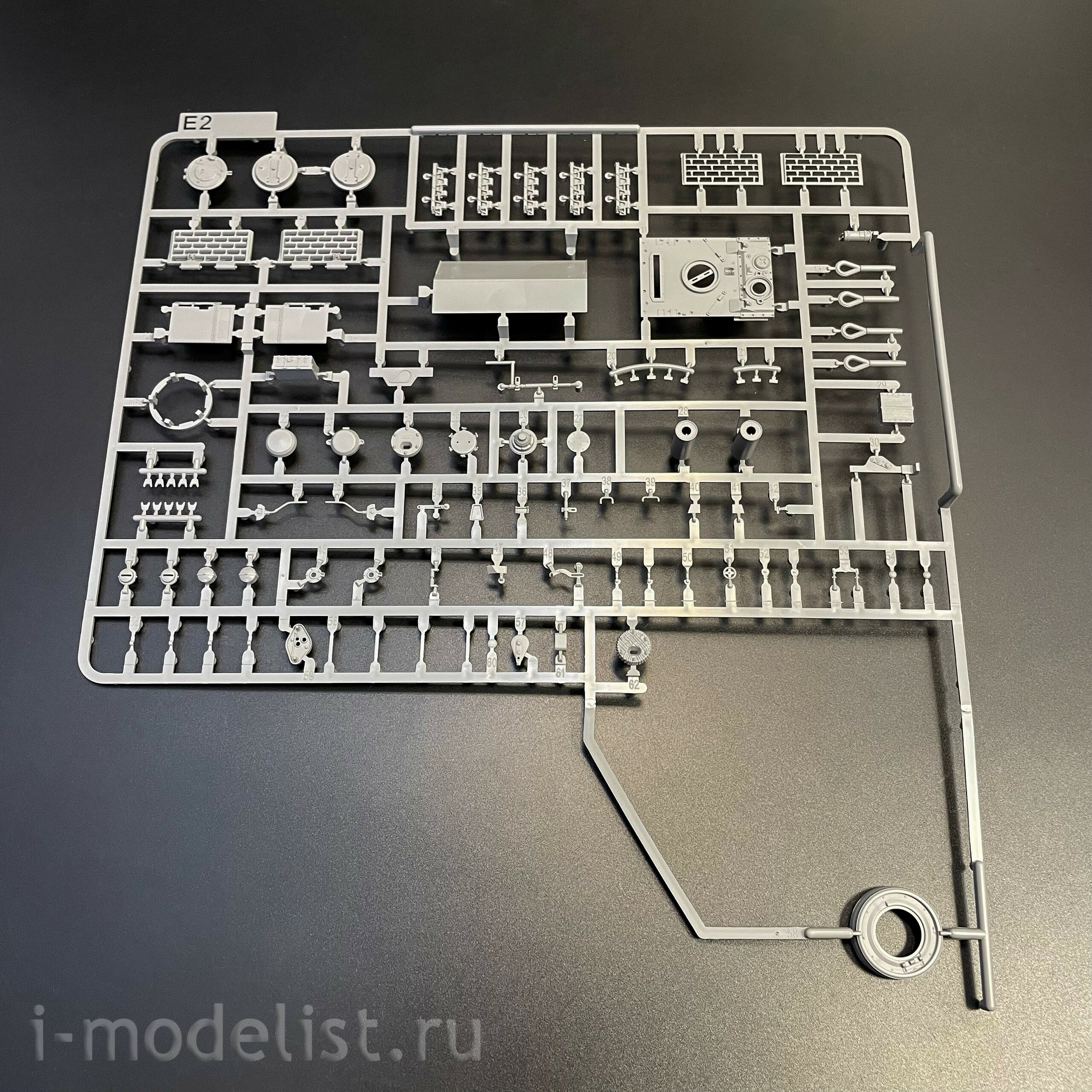 2195W Takom 1/35 Набор TIGER I² BOX - Sd.Kfz.181 Pz.Kpfw.VI Ausf.E Tiger I Command + Tiger I + фигура Михаэля Виттманна в 1/16