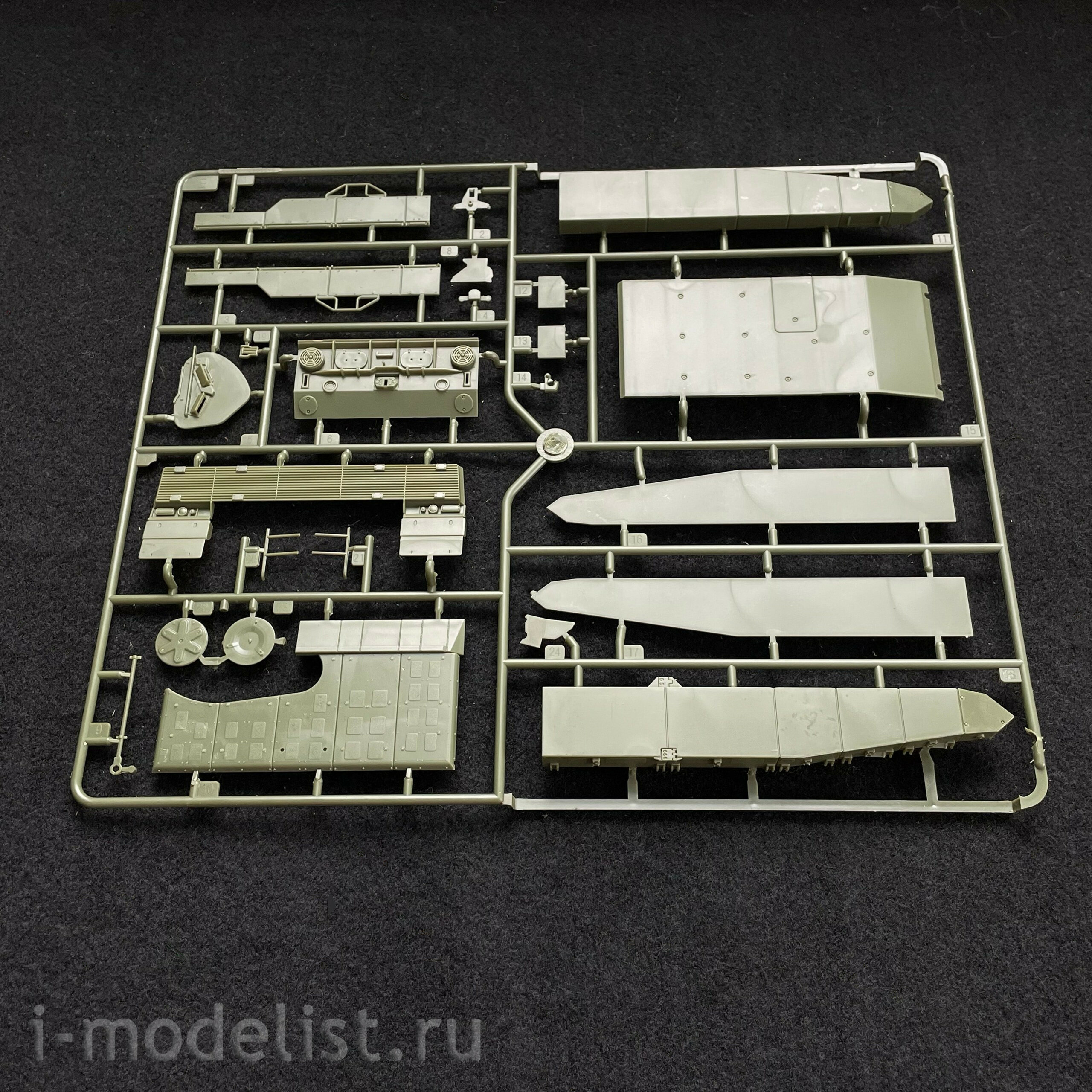 83867 HobbyBoss 1/35 Leopard 2A4M CAN
