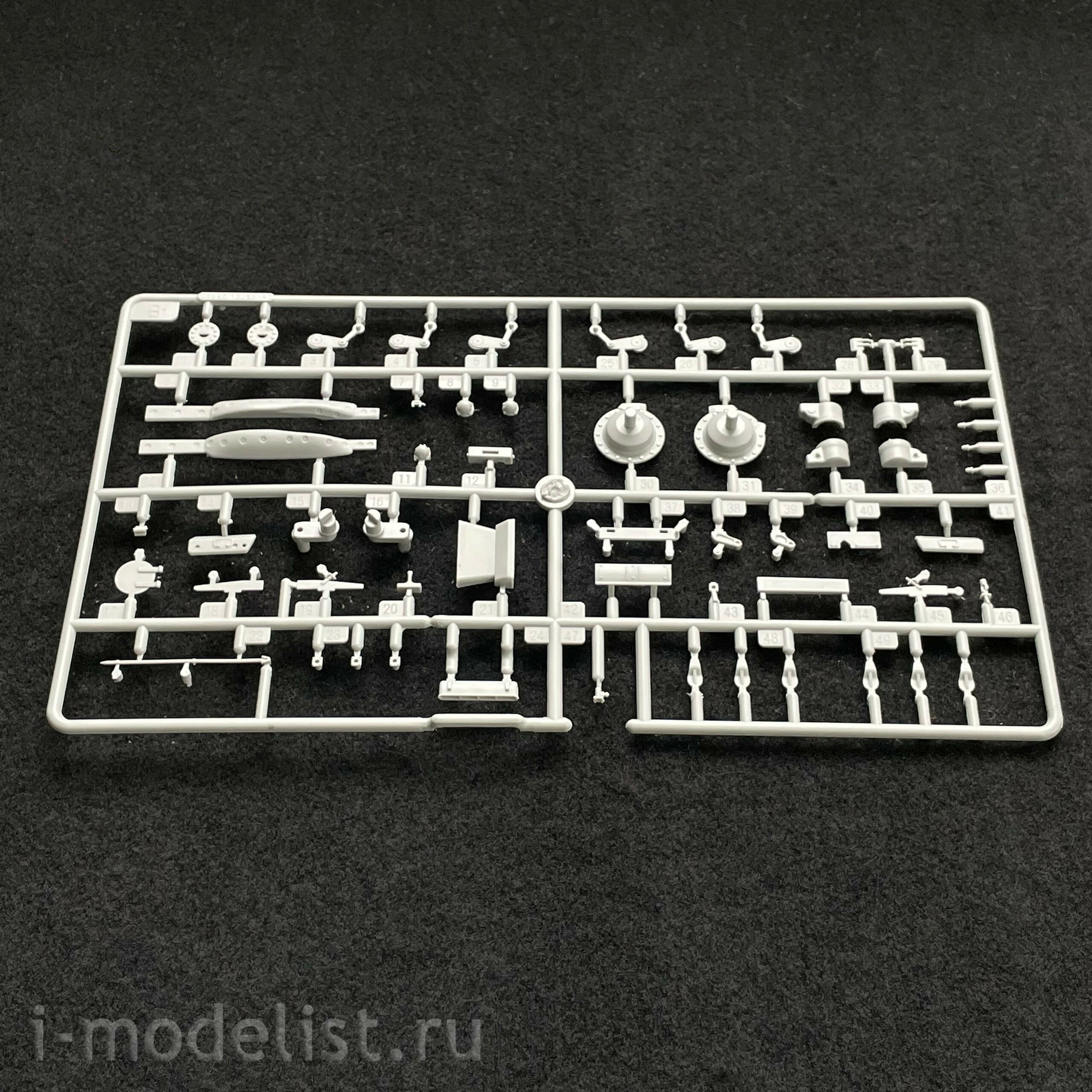 05598 Trumpeter 1/35 Russian T-72B tank (licensed by UVZ)