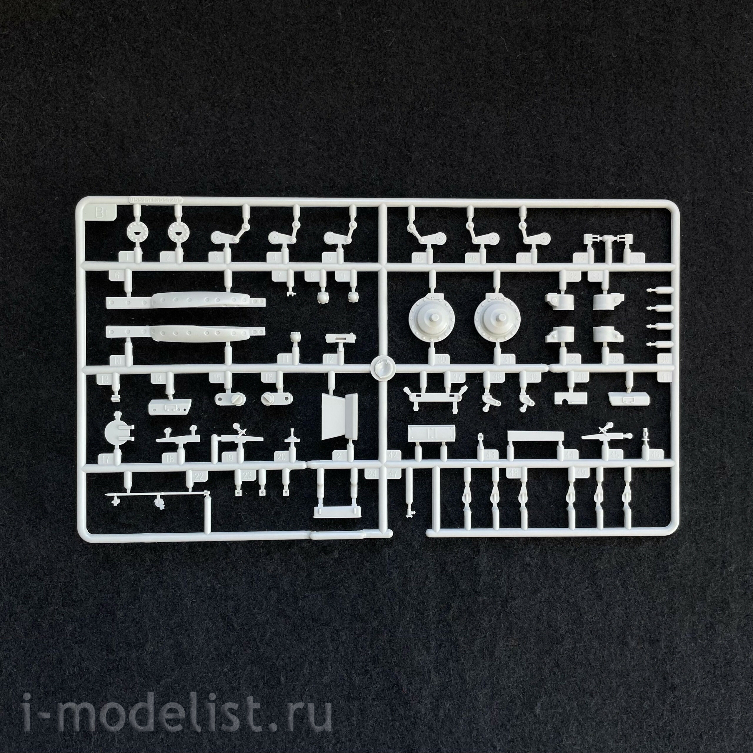 09602 Trumpeter 1/35 Soviet T-72 Ural tank with Kontakt-1 rocket armament (under UVZ license)
