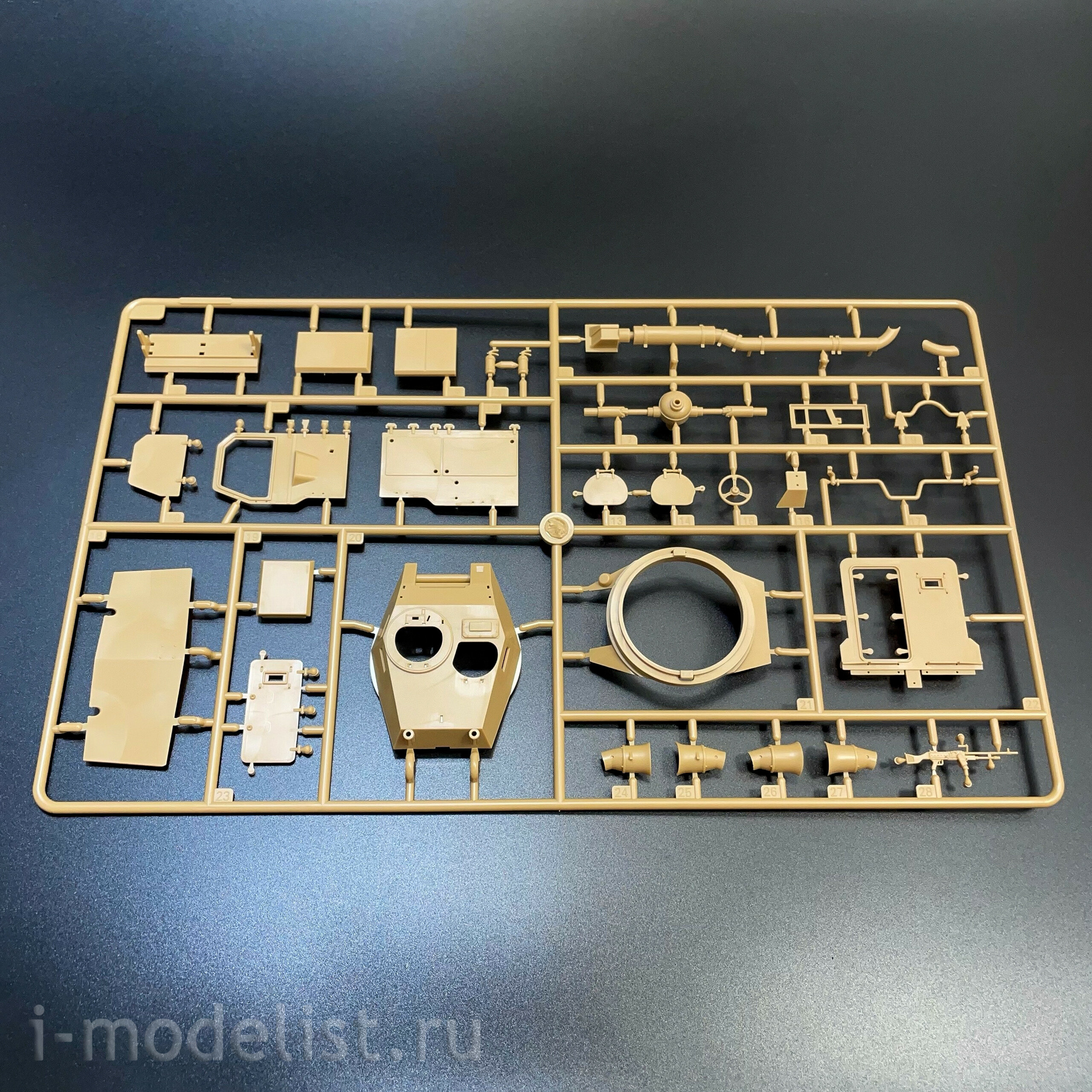 84573 HobbyBoss 1/35 Бронеавтомобиль Cadillac Gage LAV-300 с 90-мм орудием