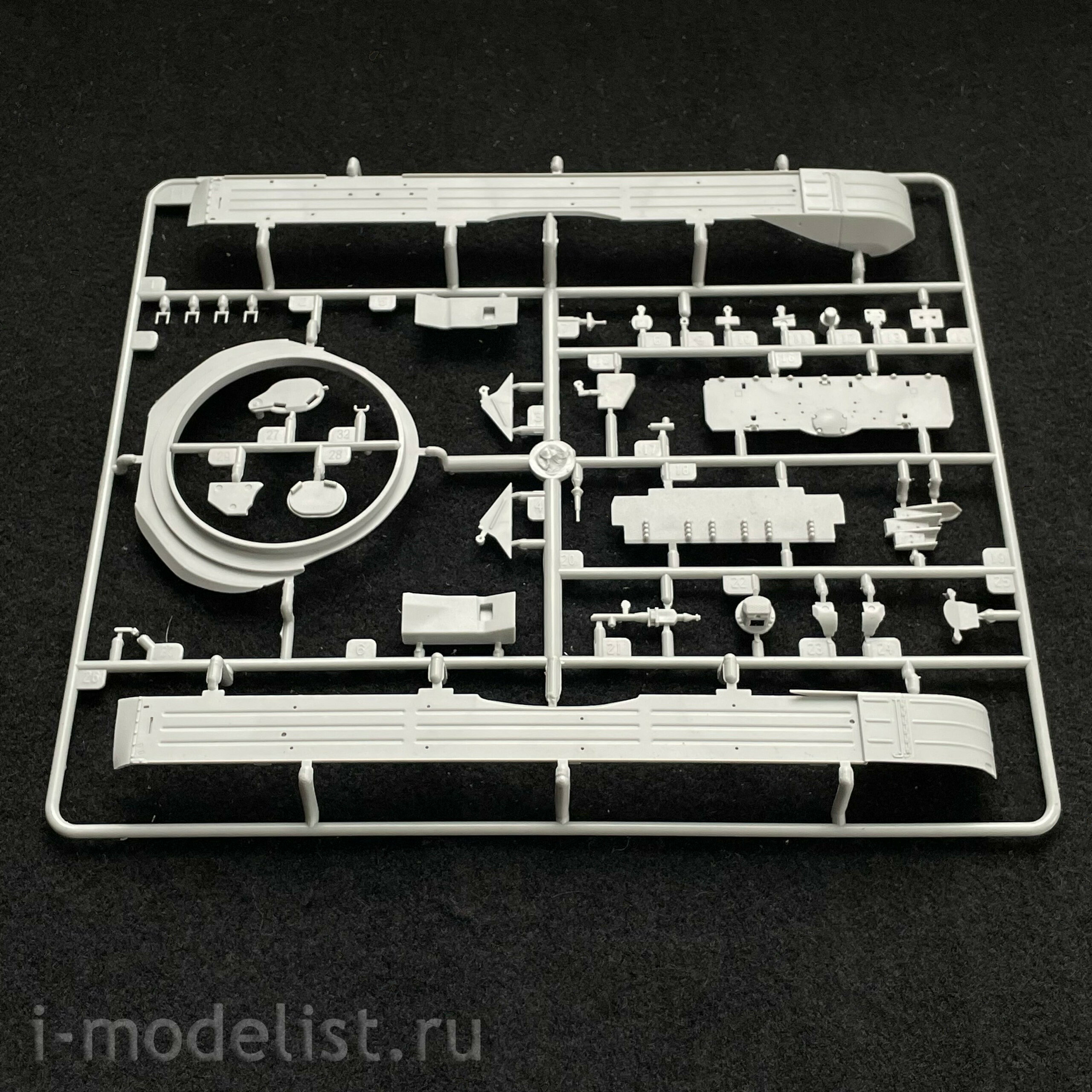 05598 Trumpeter 1/35 Russian T-72B tank (licensed by UVZ)