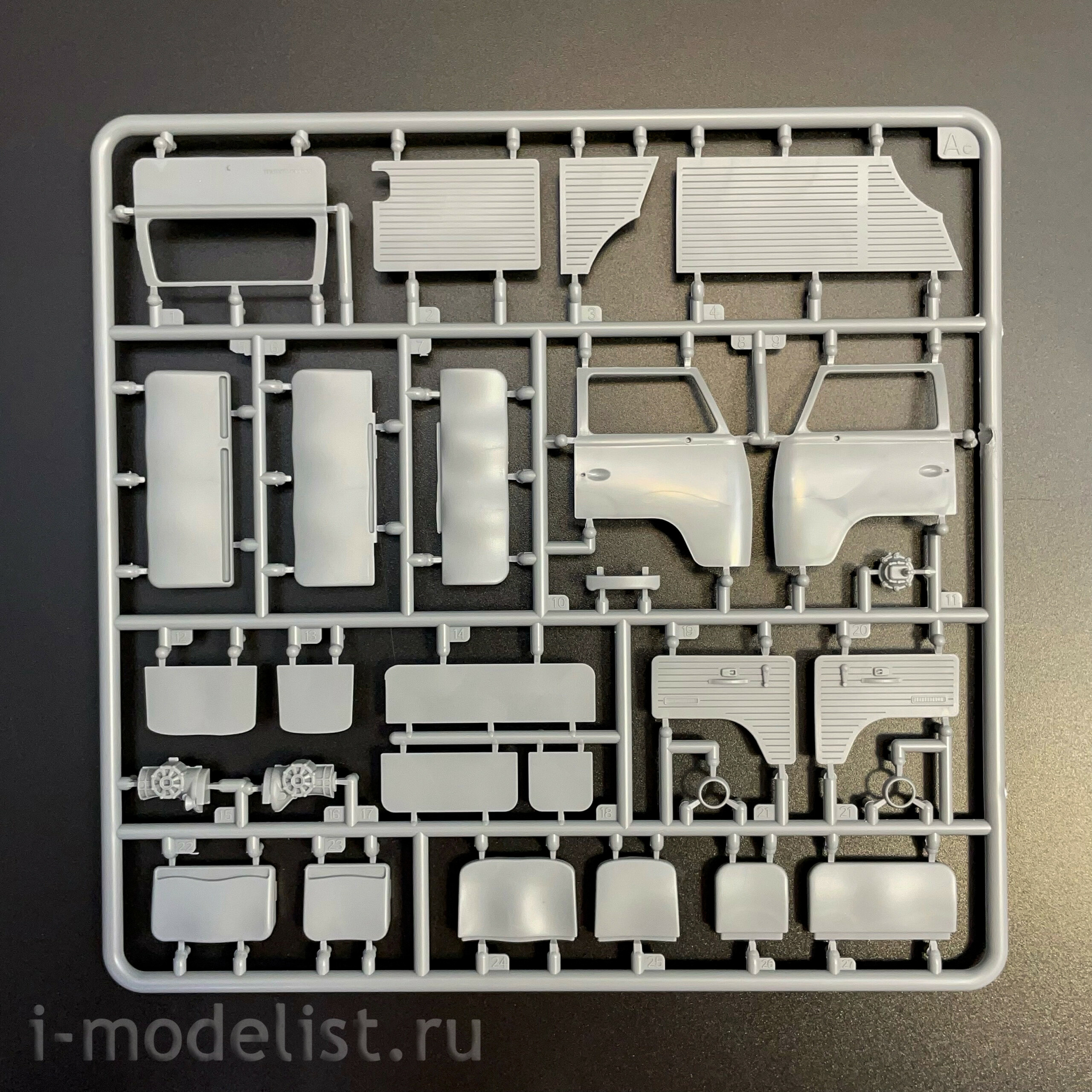 AK35024 AK Interactive 1/35 Легковой автомобиль-фургон T2 Model 1972 Van