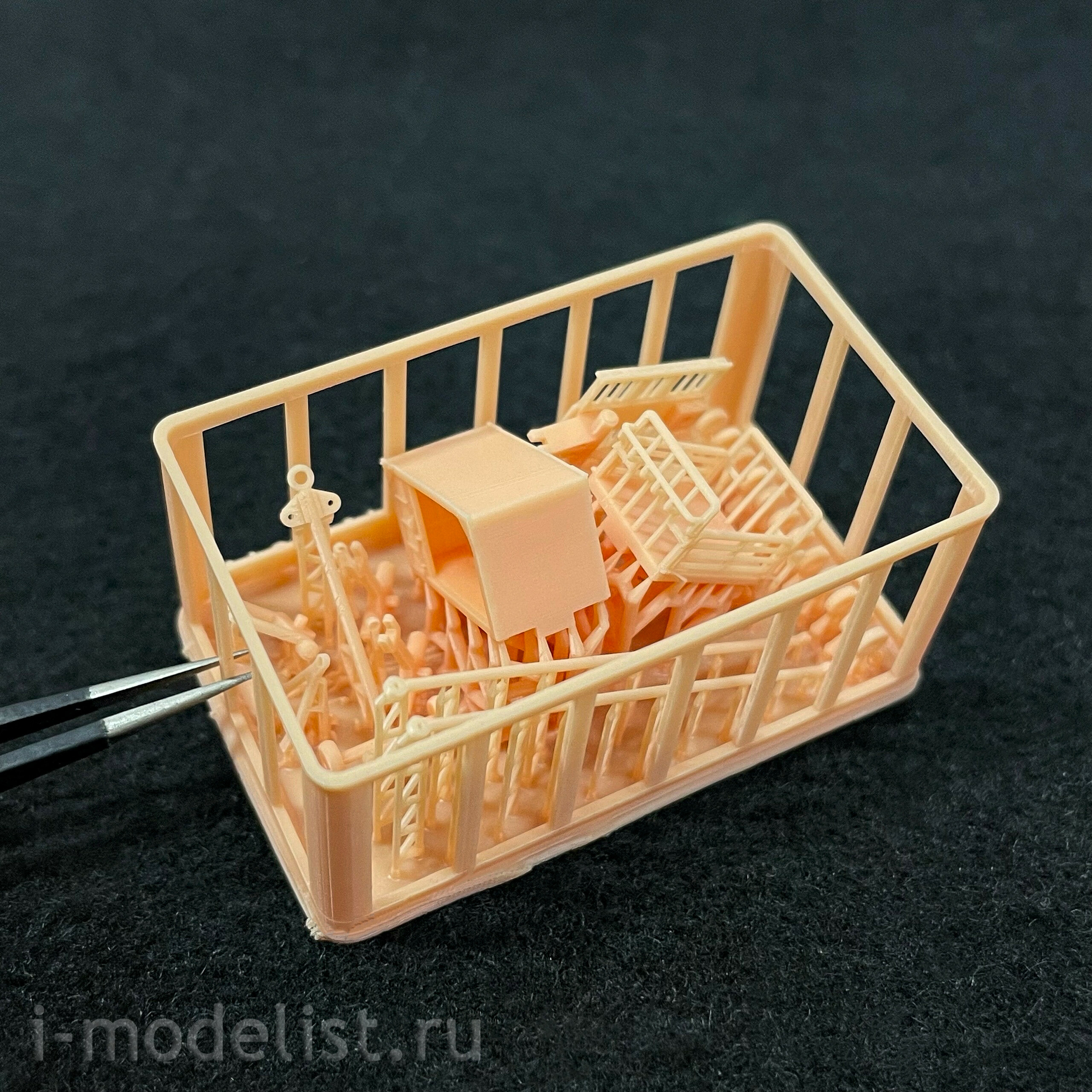 144T014 Orient Express 1/144 MTZ-80 tractor with driver for AN-2 and luggage trolleys
