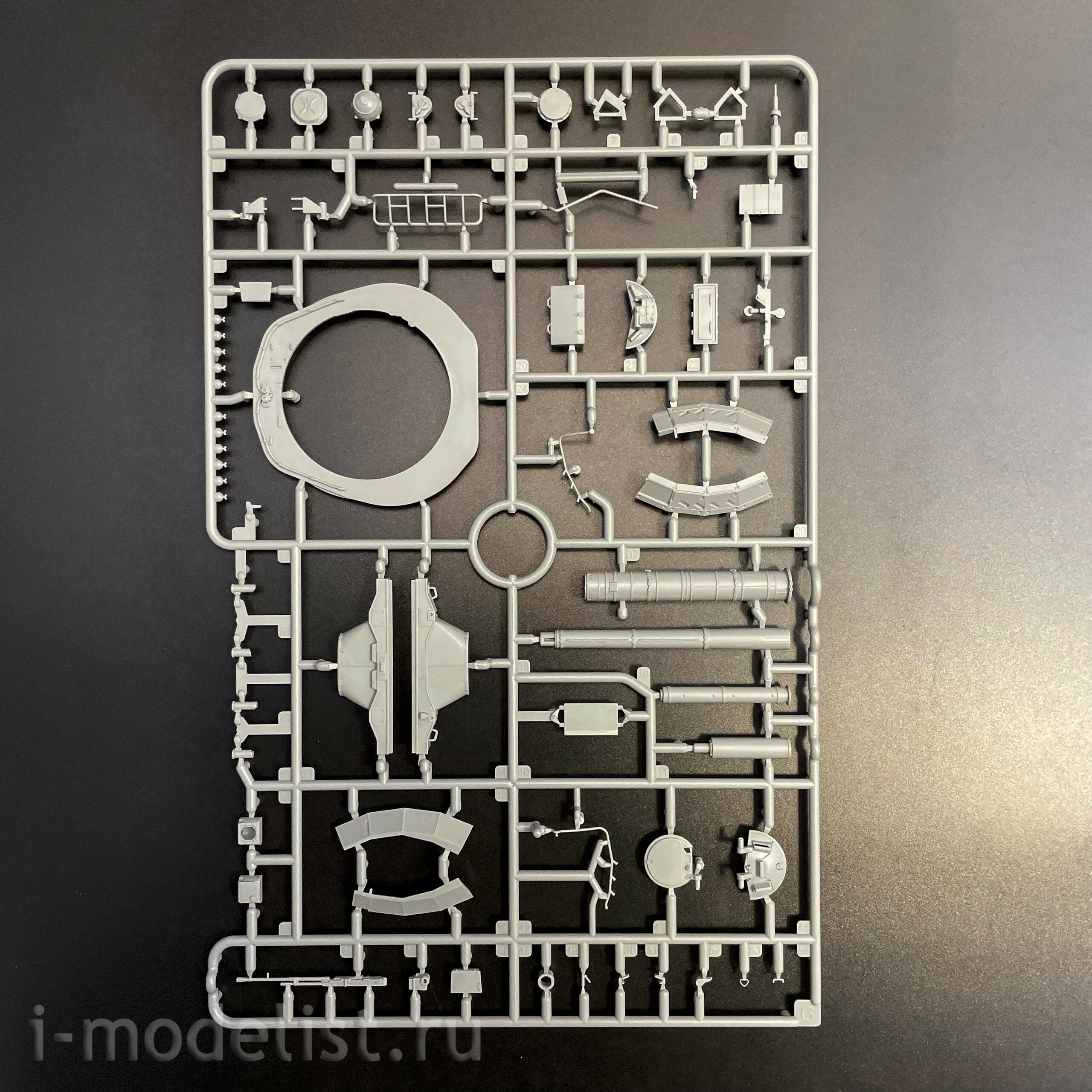 35A060 Amusing Hobby 1/35 Soviet T-80U tank with full interior (licensed by Omsktransmash)