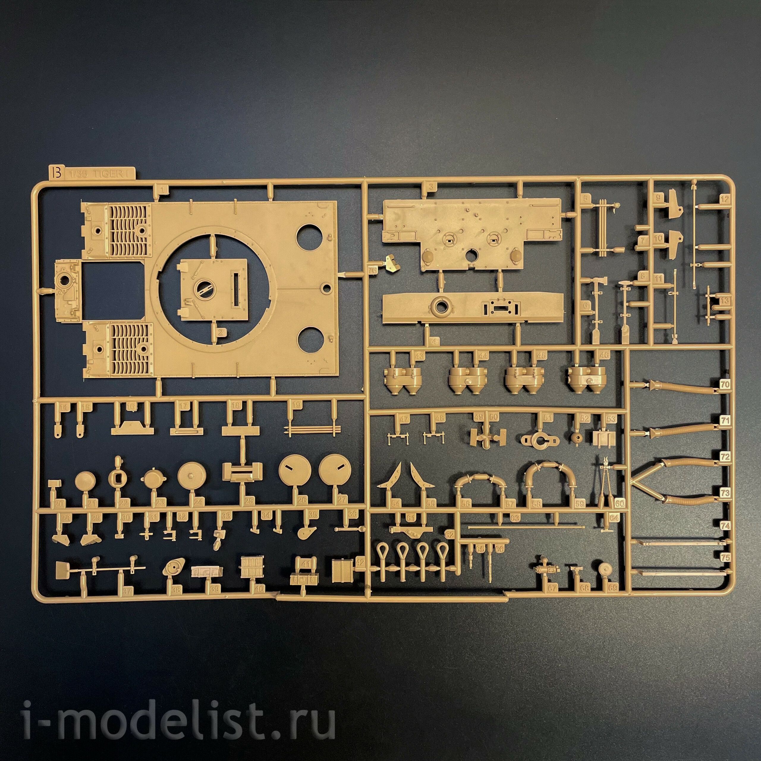 RM-5140 Rye Field Model 1/35 Notмецкий танк Sd.kfz.181 Tiger I (ранний, Курск 1943) с двигателем и фигуркой Михаэля Виттманна