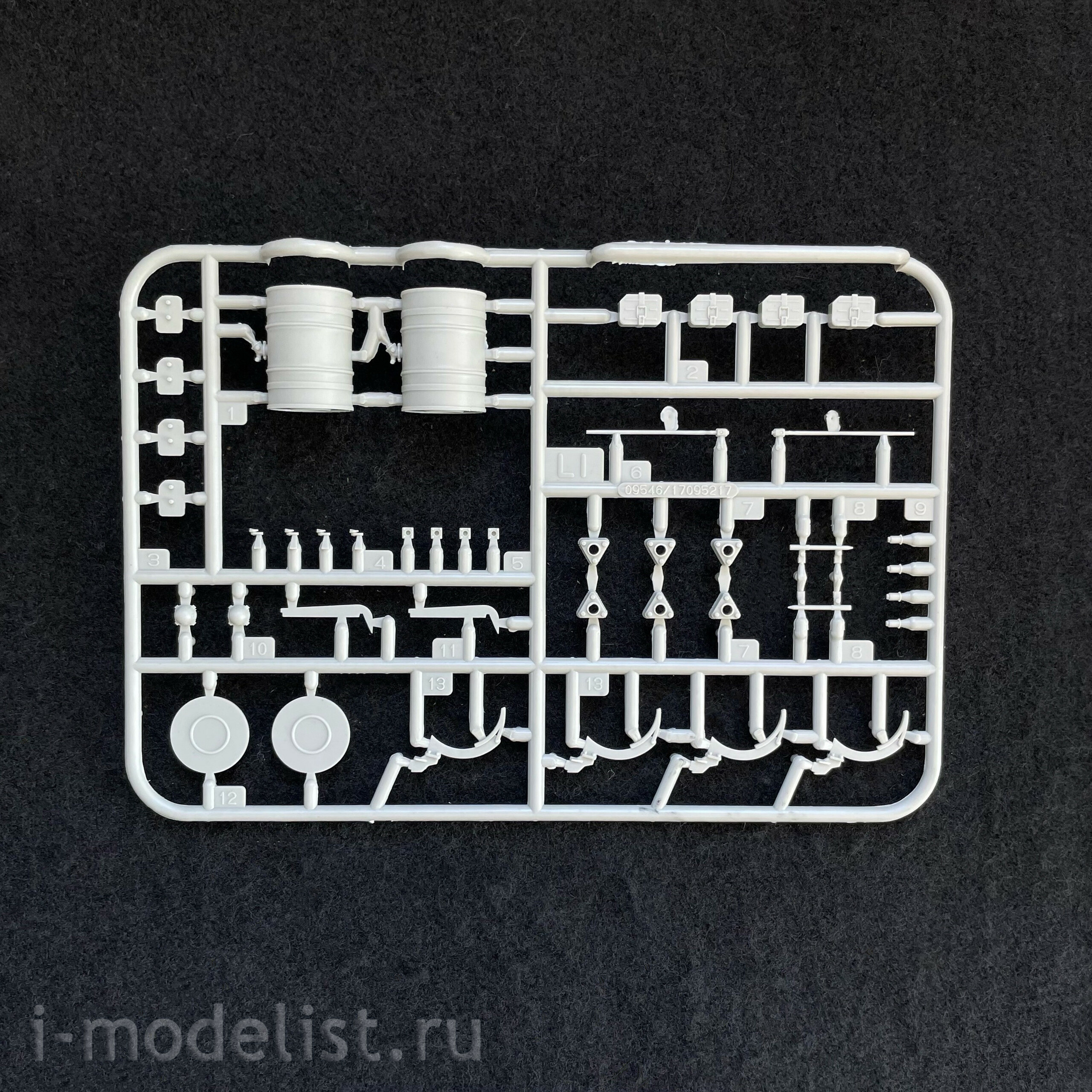 09602 Trumpeter 1/35 Soviet T-72 Ural tank with Kontakt-1 rocket armament (under UVZ license)