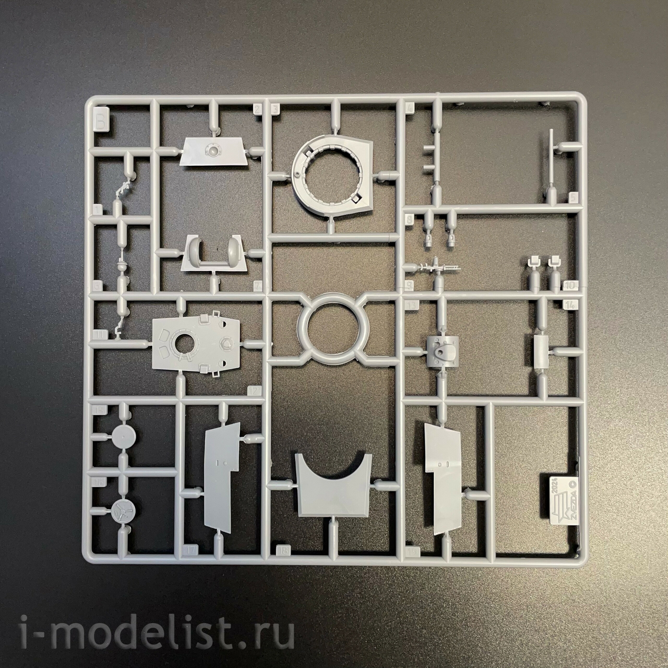 5070 Zvezda 1/72 Советский тяжелый танк КВ-1