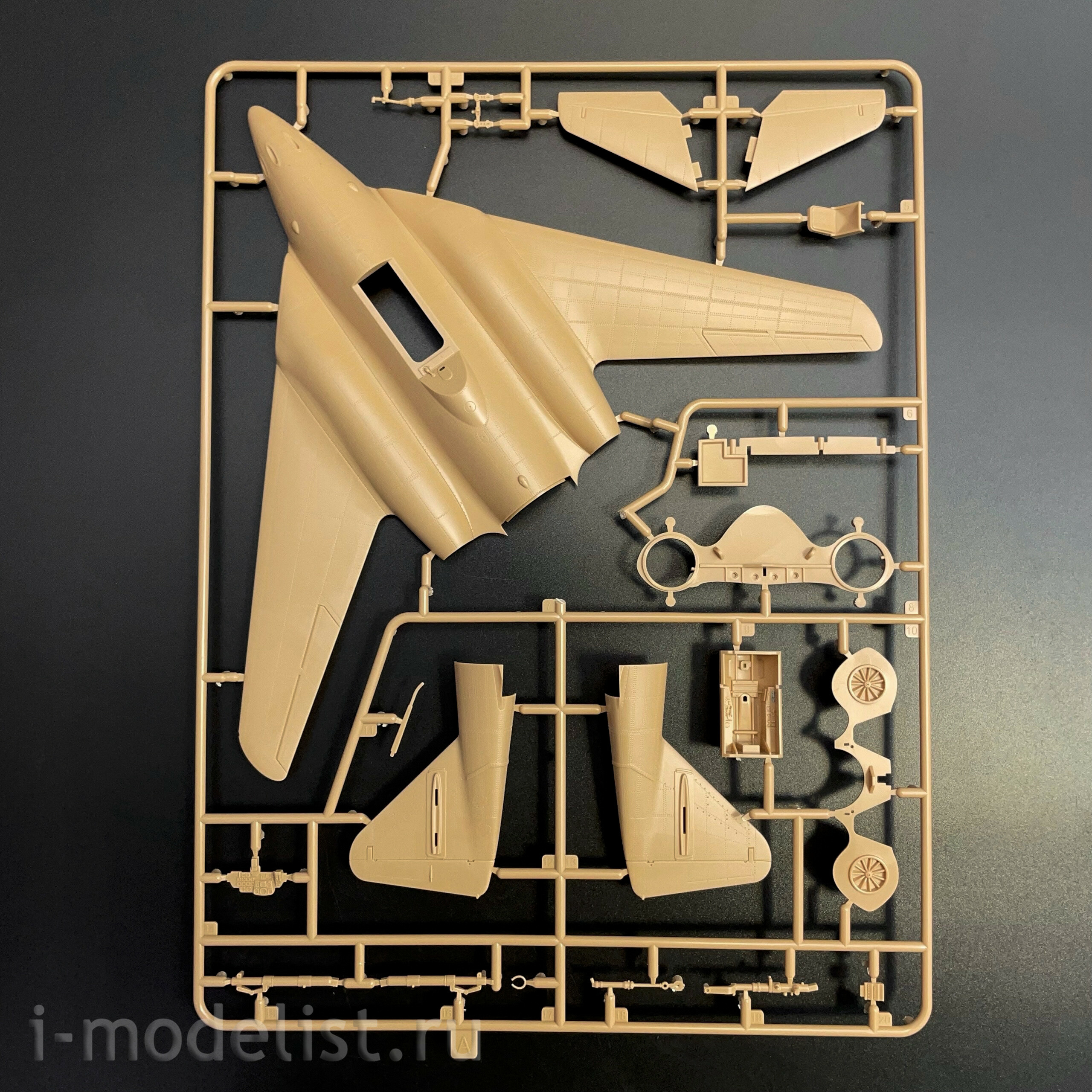 48A004 Amusing Hobby 1/48 Notмецкий истребитель Me 262 HG III 'V Tail'