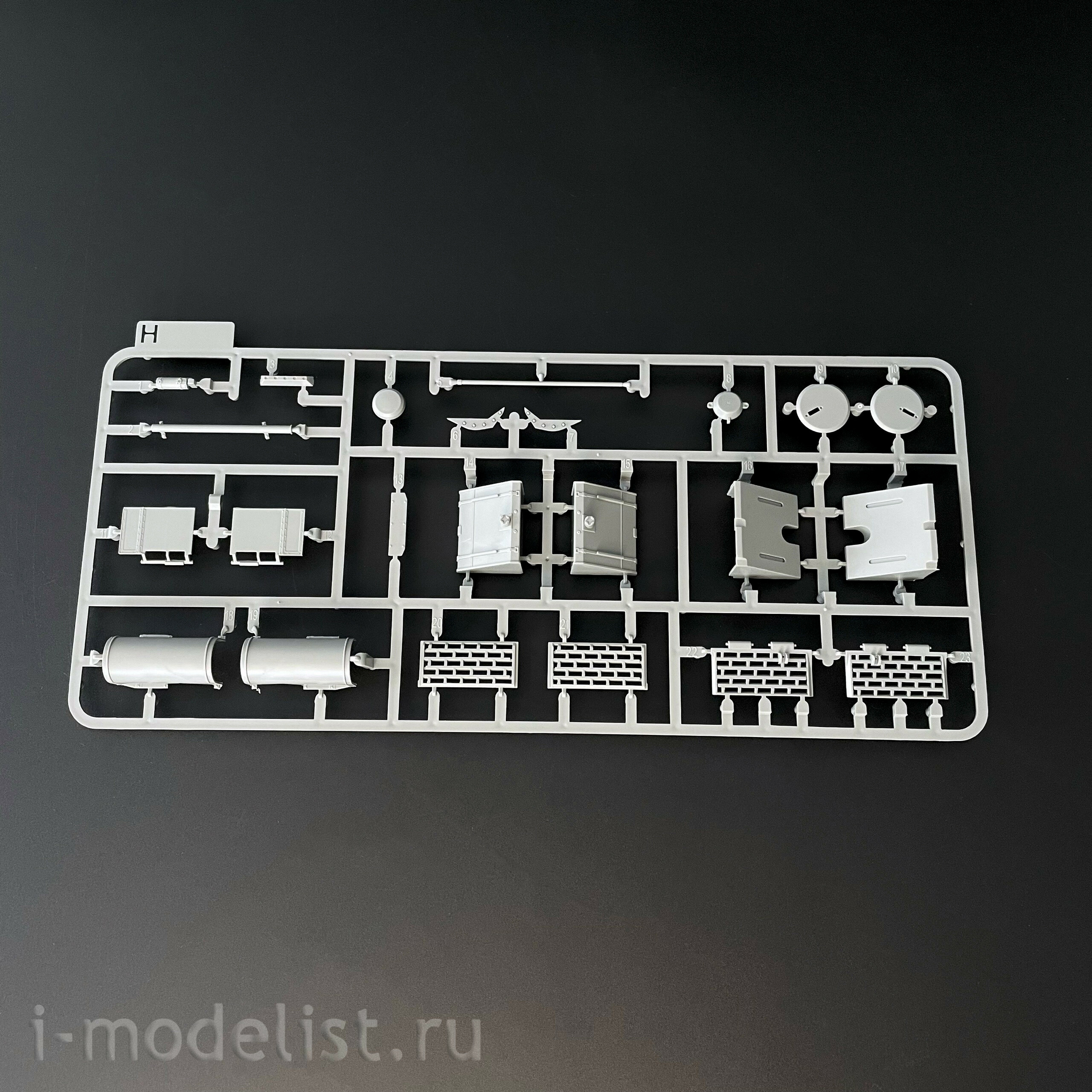 2198 Takom 1/35 German Heavy Tank Sd.Kfz. 181 Pz.Kpfw.VI Ausf.E Tiger I (medium) with Zimmerit