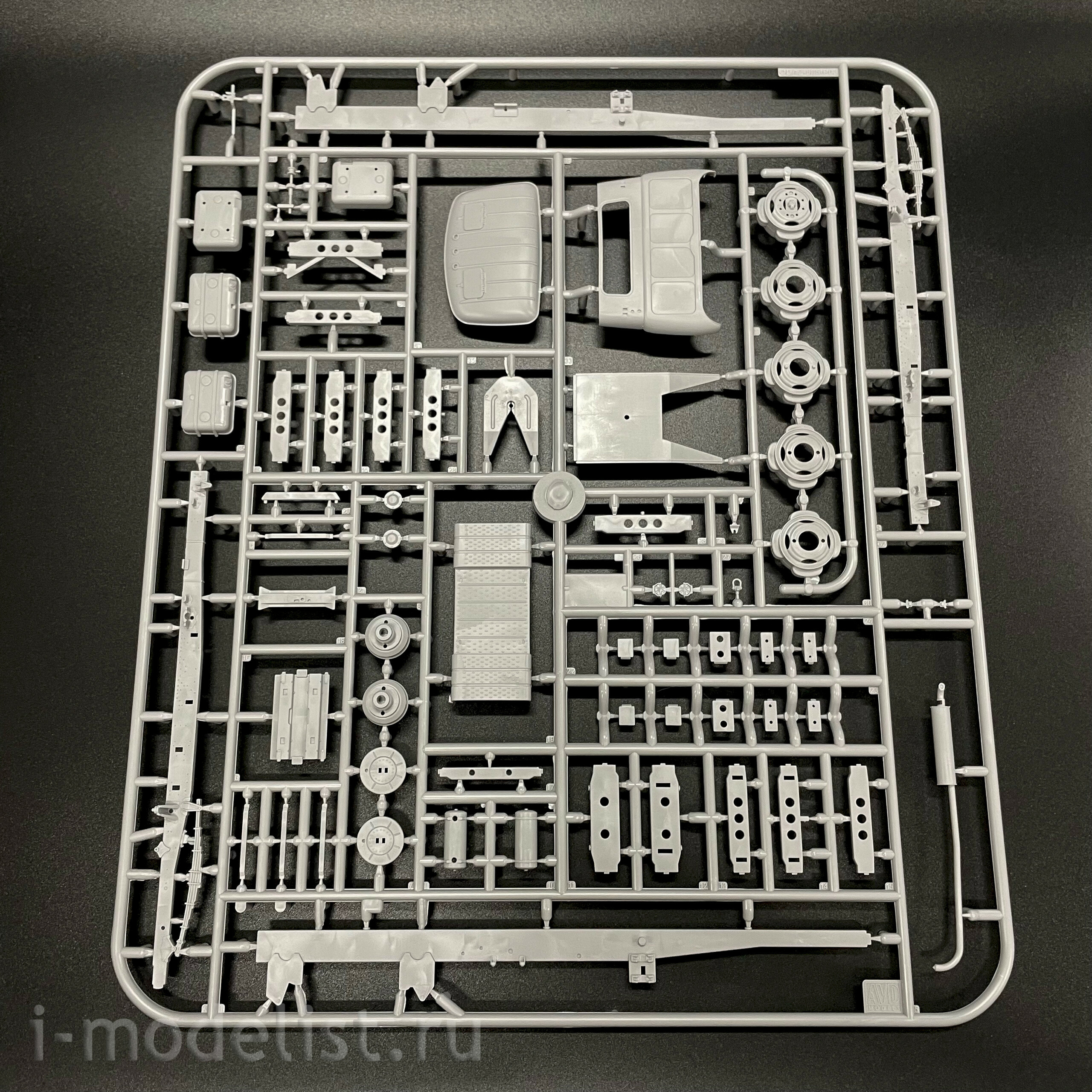3507AVD AVD Models 1/35 ЗИЛ-130В1 с полуприцепом ОДАЗ-885
