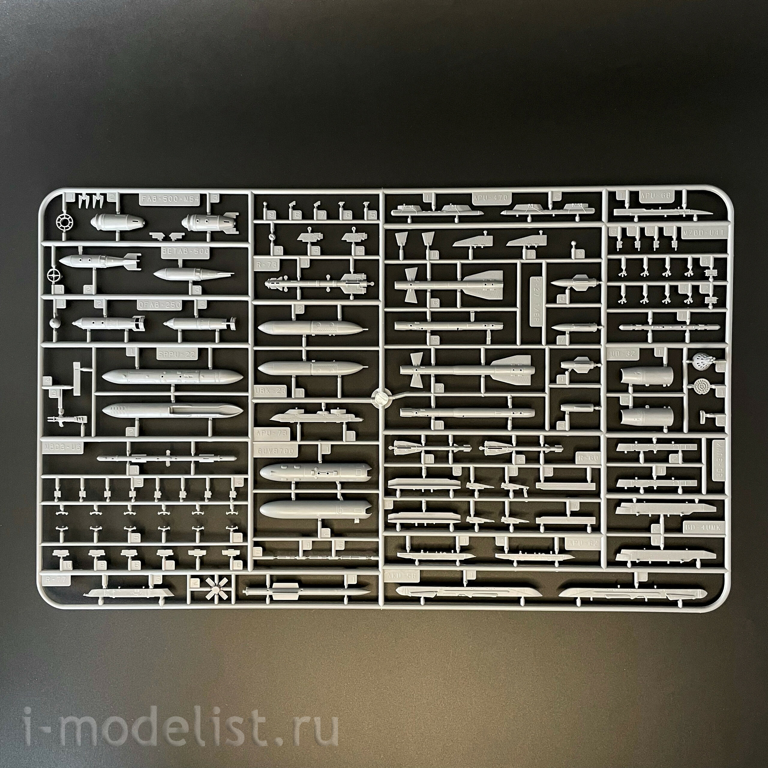 KH80146 Zimi Model 1/48 Российский истребитель-бомбардировщик С-22 M3/M4