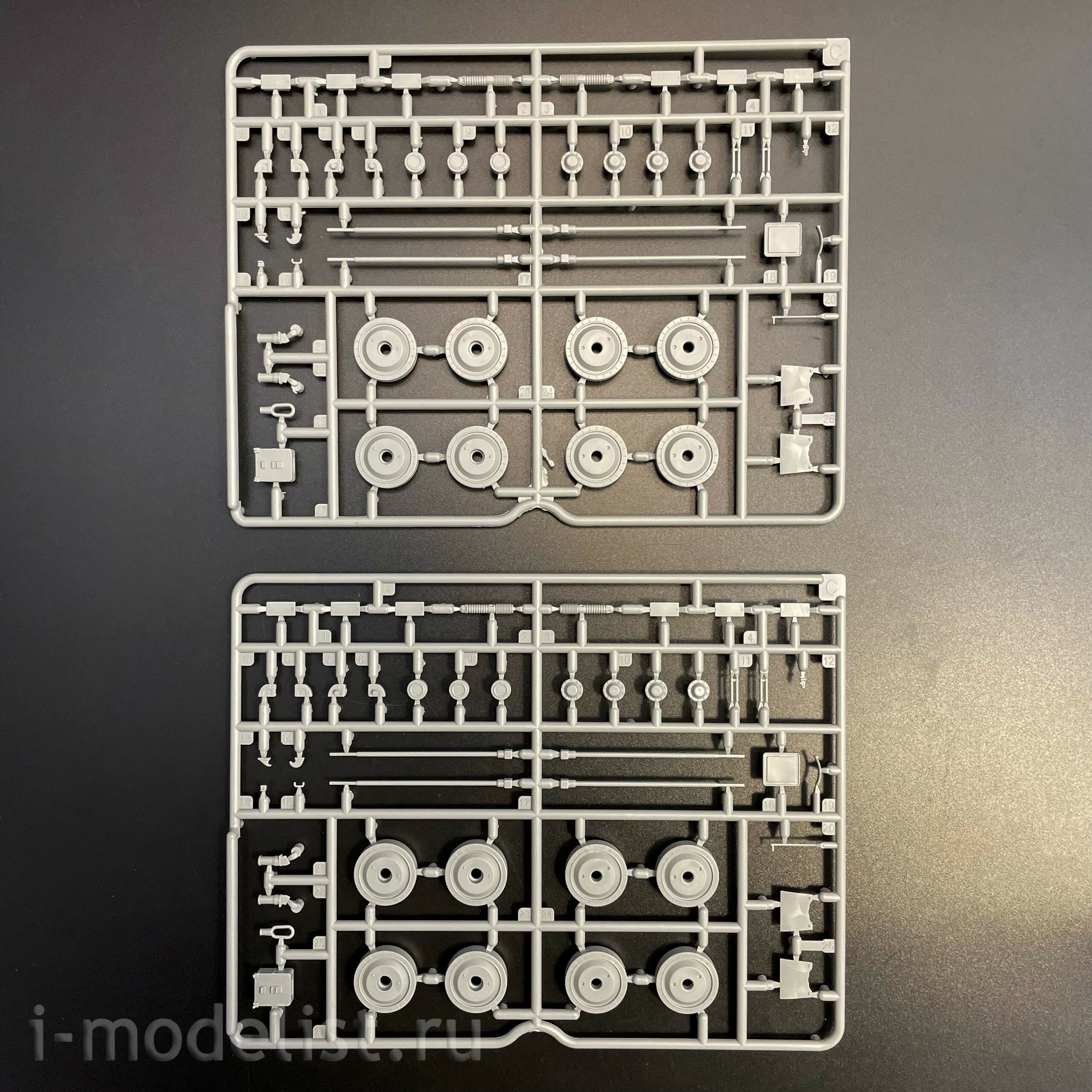35A060 Amusing Hobby 1/35 Soviet T-80U tank with full interior (licensed by Omsktransmash)