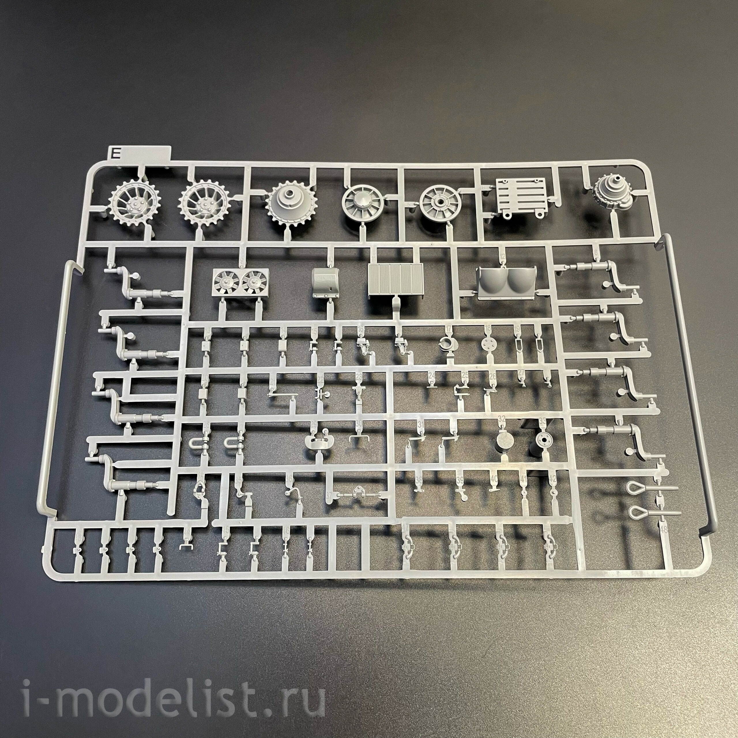 2195W Takom 1/35 Набор TIGER I² BOX - Sd.Kfz.181 Pz.Kpfw.VI Ausf.E Tiger I Command + Tiger I + фигура Михаэля Виттманна в 1/16
