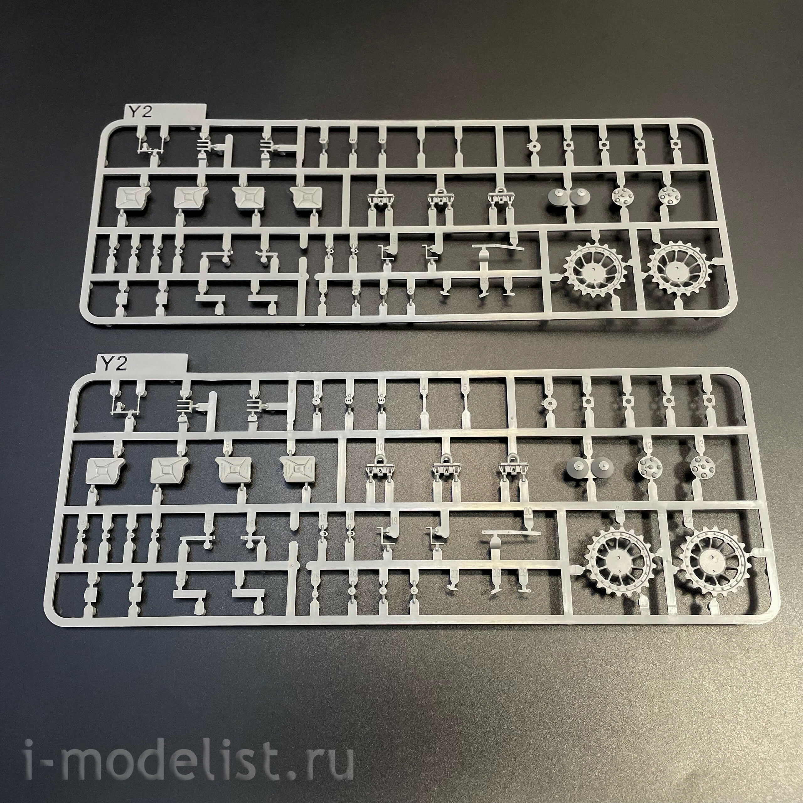 2195W Takom 1/35 Набор TIGER I² BOX - Sd.Kfz.181 Pz.Kpfw.VI Ausf.E Tiger I Command + Tiger I + фигура Михаэля Виттманна в 1/16
