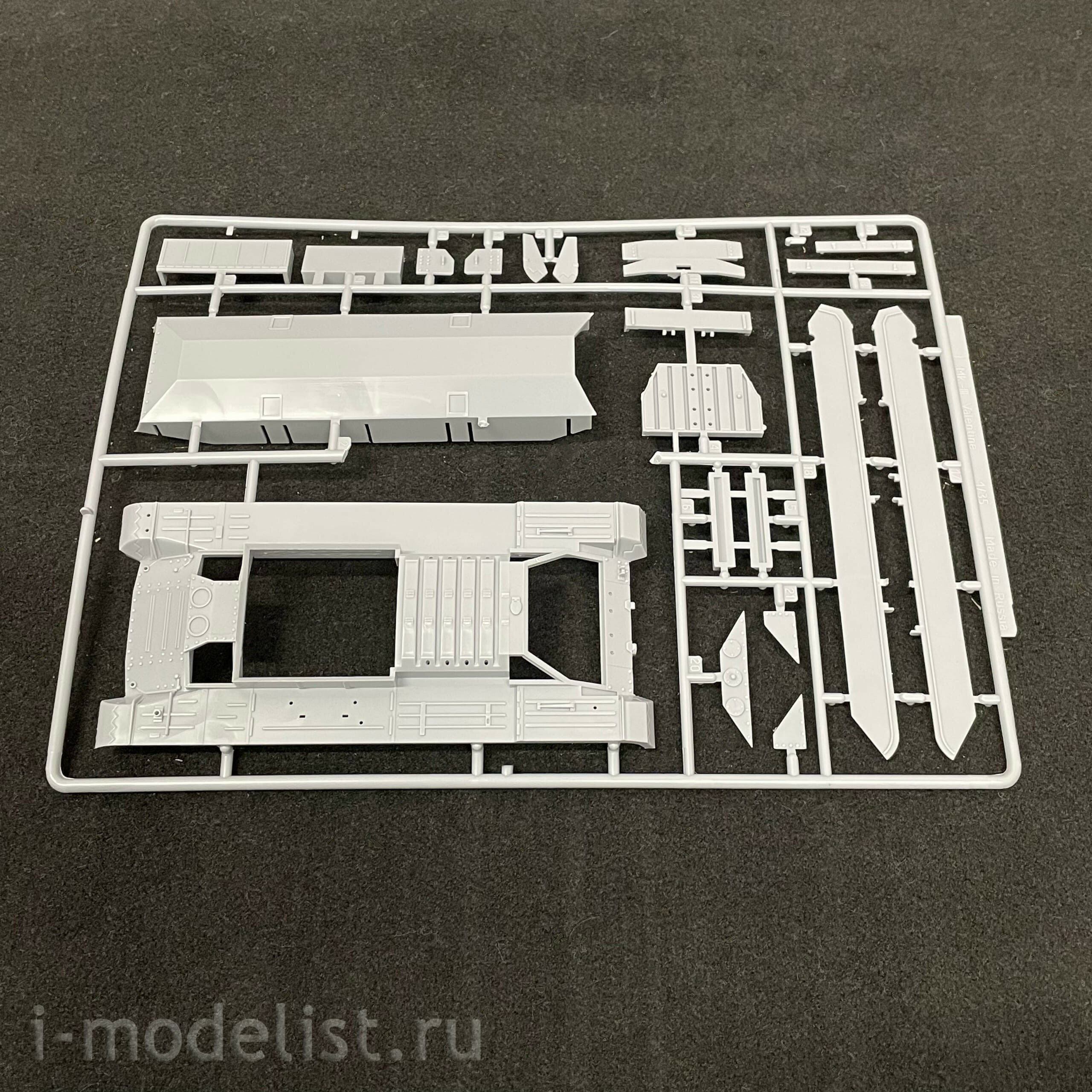 3552 Maket 1/35 Light tank Valentine VIII/IX