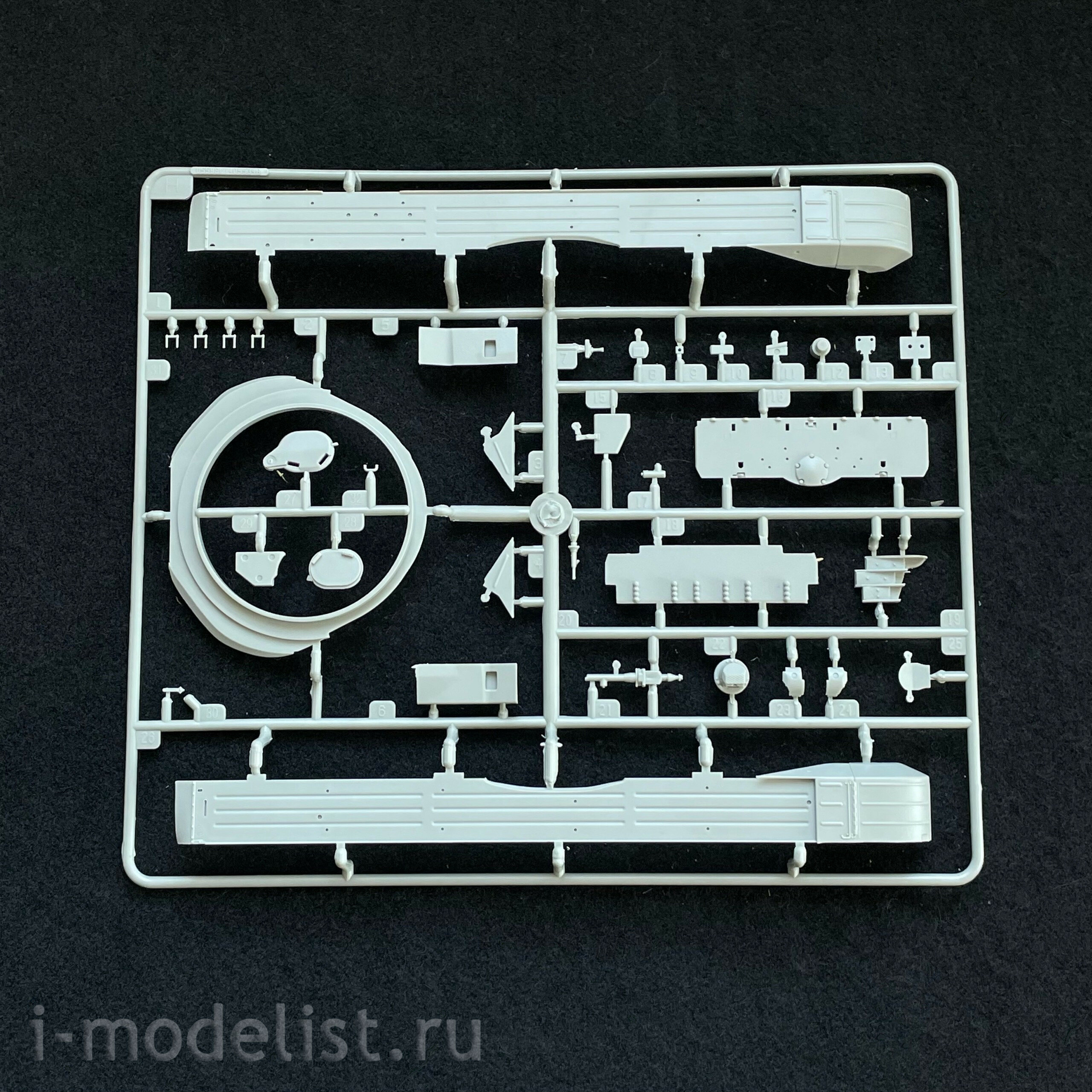 09603 Trumpeter 1/35 Russian T-72M tank (licensed by UVZ)