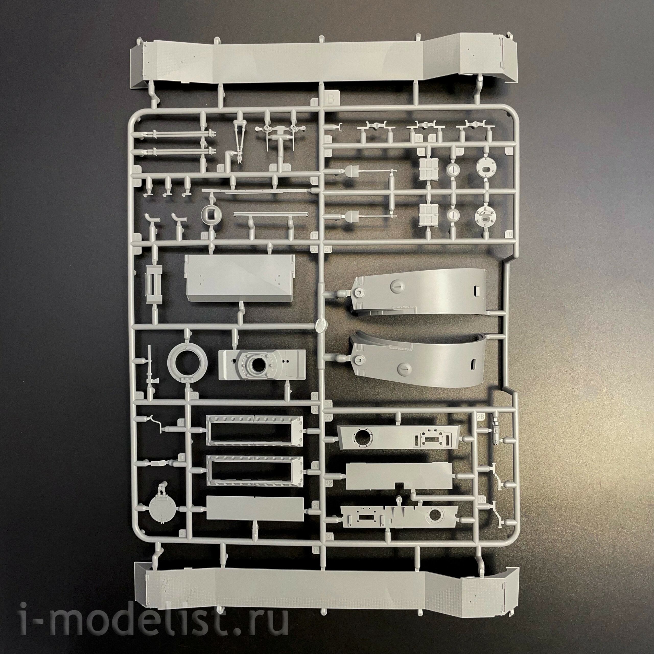 35A061 Amusing Hobby 1/35 Notмецкий танк Pz.Kpfw.VI Tiger(P) 