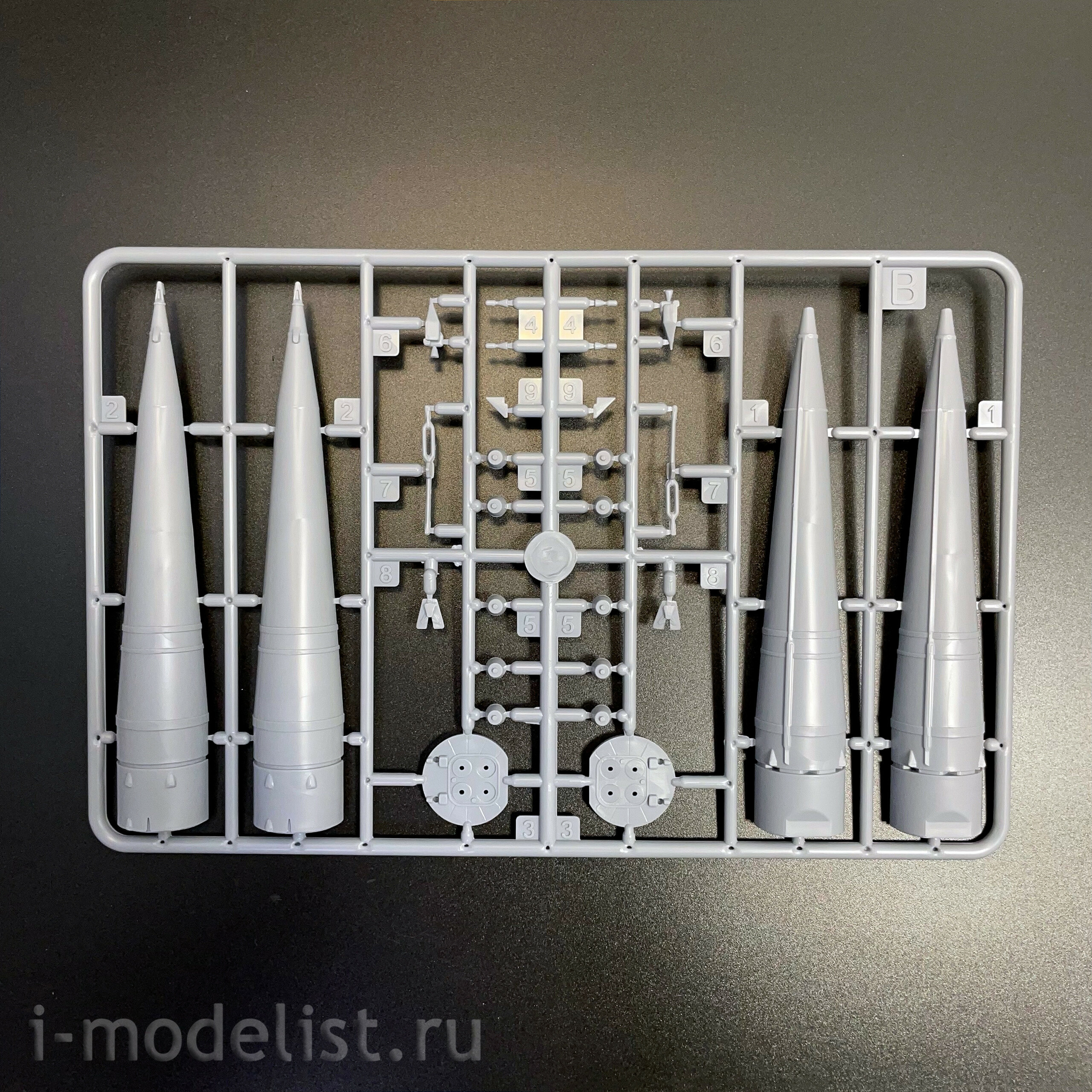 EE144302 Eastern Express 1/144 Missile-carrier 